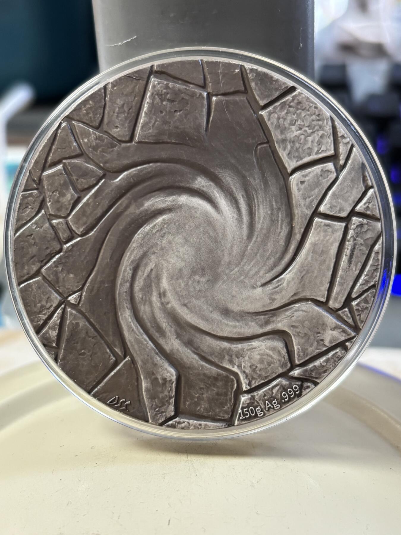 第188期拍卖 铸梦系列银章《铸梦·淳爱》纪念银章带盒证书，150克，999银，材料价3255