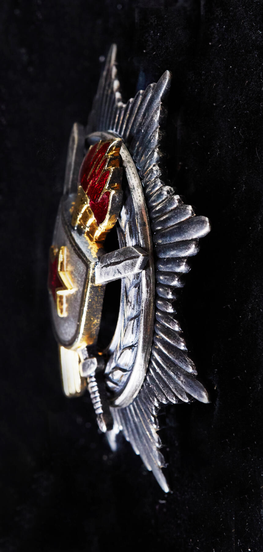 【俄甄集藏】“万象更新、马呈祥瑞”迎新春俄甄精品场-2026年(047)01-21 星期三 晚 19:30 全场包邮 南斯拉夫三级军事功勋勋章，原盒，铜质镀银局部珐琅，全品，五火炬版，直径：65mm，重量：64.47克