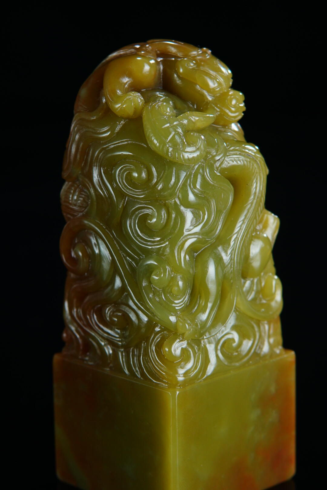 方寸藏珍·寿山田黄印章专场（二） 寿山艾叶绿《螭龙献瑞》钮章