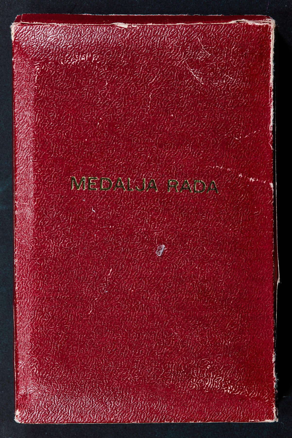 【俄甄集藏】“万象更新、马呈祥瑞”迎新春俄甄精品场-2026年(047)01-21 星期三 晚 19:30 全场包邮 南斯拉夫劳动奖章，原盒带略，铜质镀金，直径：36mm，外盒老化开裂