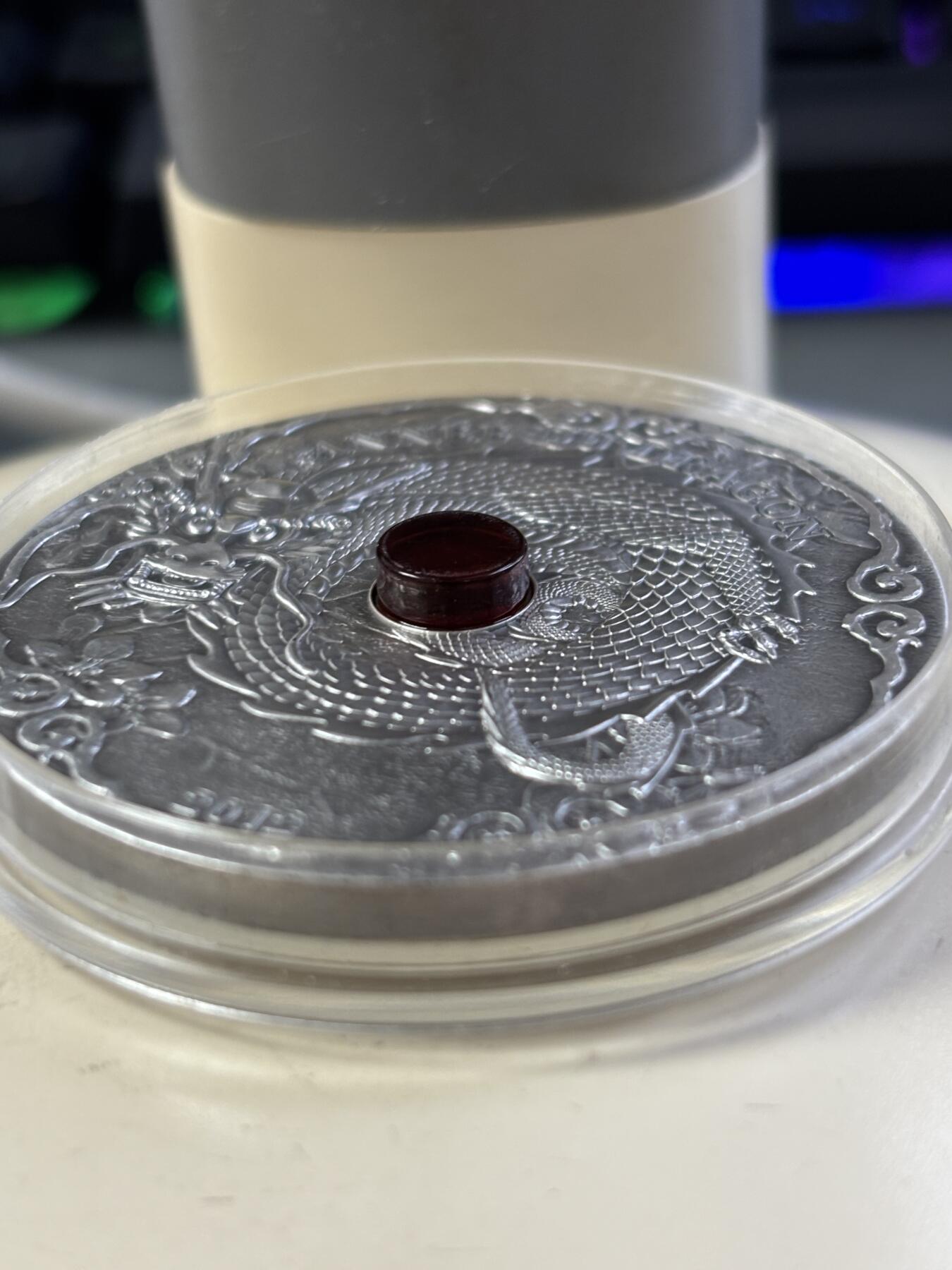 第188期拍卖 多哥2012年中国生肖龙年2盎司镶嵌琥珀仿古银币，999银，发行999枚