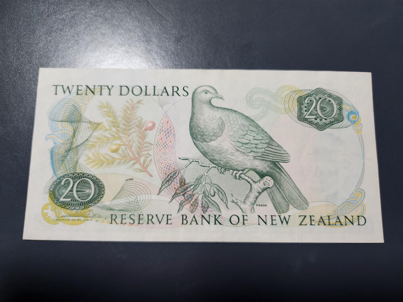 1月17号晚上8点 外国纸币自动截拍第8场 新西兰20 首签名 极美品