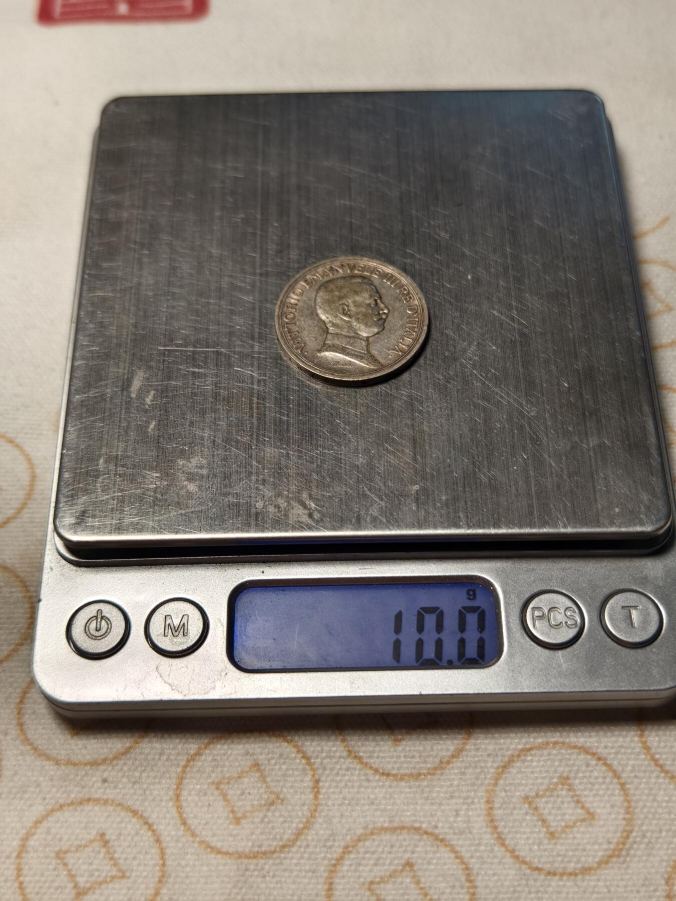 抚柳草堂-第九期章牌钱币（大寒专场） 奖章勋章限时免佣 满百包邮 放漏专场 1915意大利维克托里奥努玛埃莱三世 马车2里拉银币 重10g 雕刻精美细节到位 非常漂亮的品种