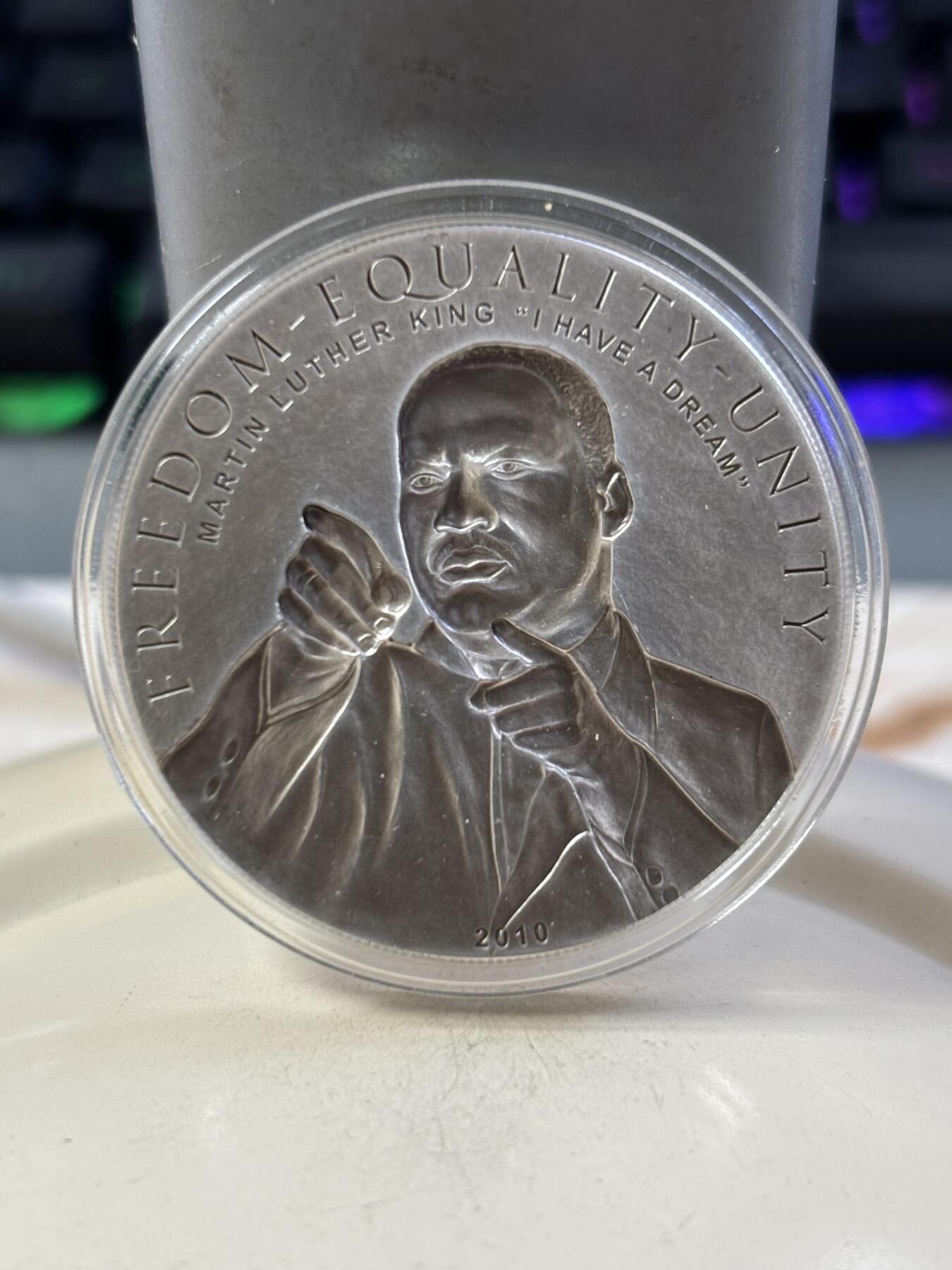 第188期拍卖 库克2010年奥巴马和马丁路德金仿古凹凸纪念银币套带证书，25克*2,925银