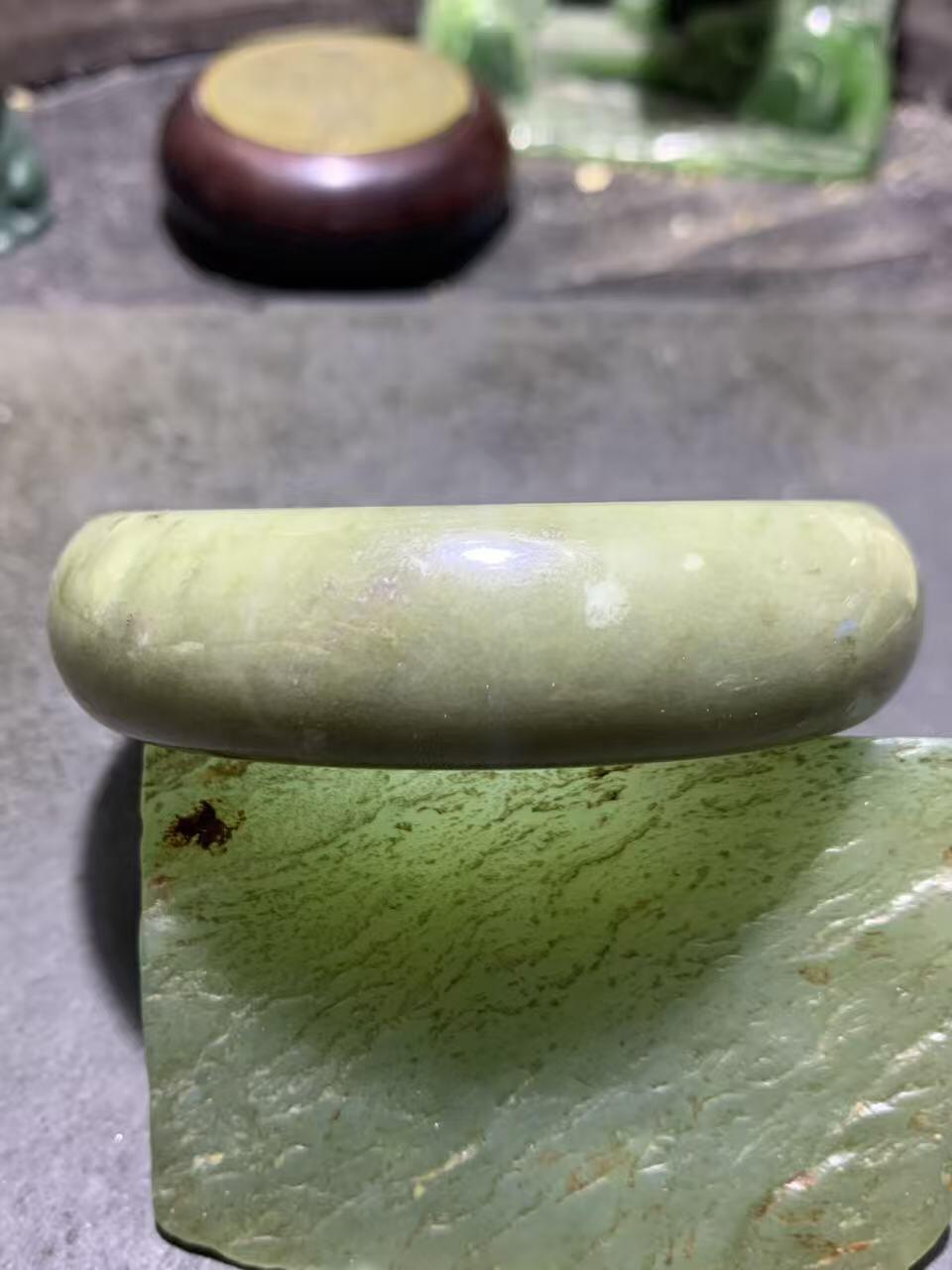 精美青海料和田玉手镯一只，