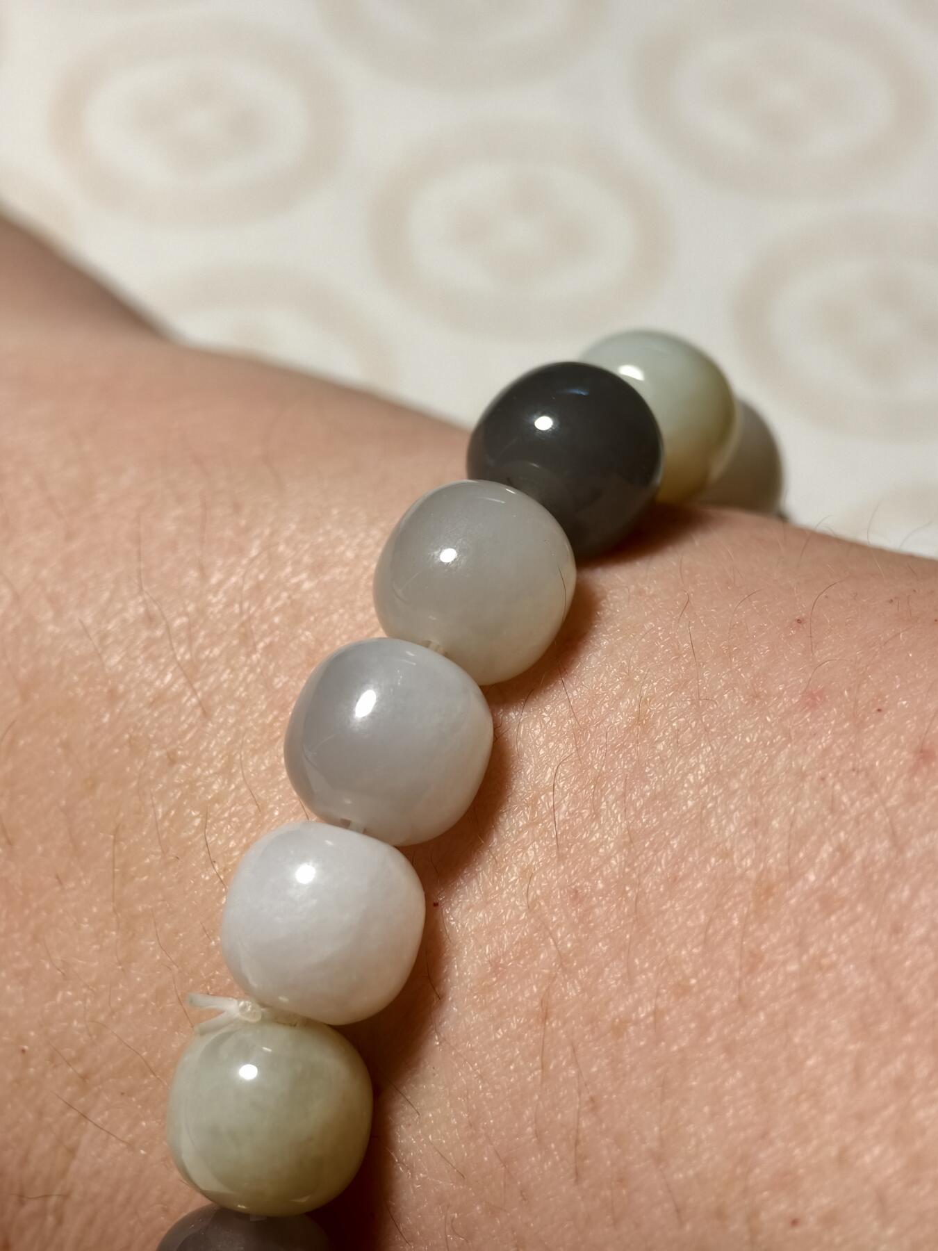 抚柳草堂-第九期章牌钱币（大寒专场） 奖章勋章限时免佣 满百包邮 放漏专场 和田玉多宝彩虹糖手串  珠子油润细腻个别有瑕疵 直径9.5mm左右 全部和田玉色彩丰富上手感觉不错