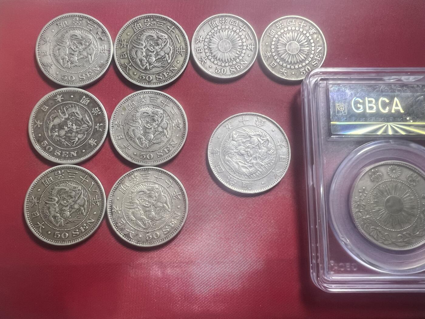 银料价出（除3年4年6年）共70.12g，银价20.37=1428，1380出 日本五十钱银币，背面龙纹清晰，正面菊花纹饰精美，品相如图，包浆自然。直径约30.5mm，厚度约0.2cm。实物拍摄，不用美图，按图发货。非假不退不换。13.5克。800银。