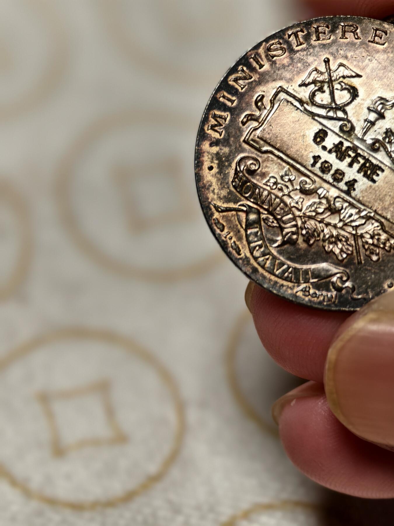 抚柳草堂-第九期章牌钱币（大寒专场） 奖章勋章限时免佣 满百包邮 放漏专场 1984法国金级劳工奖章   银质 925银镀金带银标   去掉绶带净重9.8g