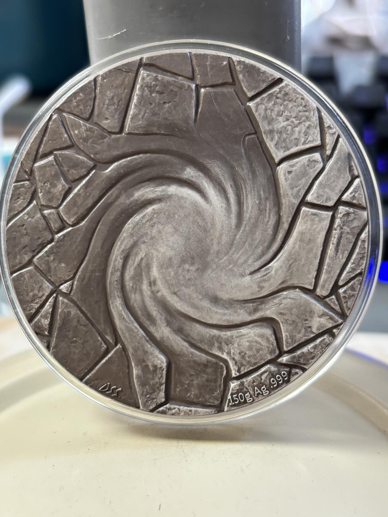 第188期拍卖 铸梦系列银章《铸梦·淳爱》纪念银章带盒证书，150克，999银，材料价3255