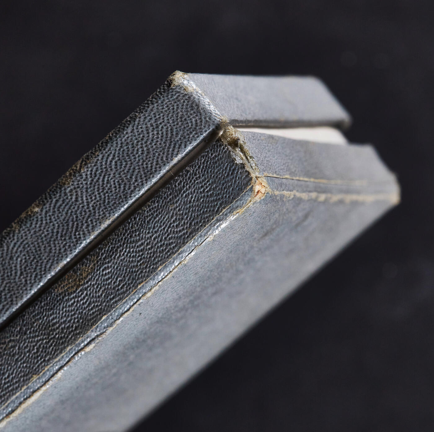 【俄甄集藏】“万象更新、马呈祥瑞”迎新春俄甄精品场-2026年(047)01-21 星期三 晚 19:30 全场包邮 南斯拉夫三级劳动勋章，晚期别针版，铜质镀银，原盒带略，直径：45mm，重量：25.55克，外盒老化开裂