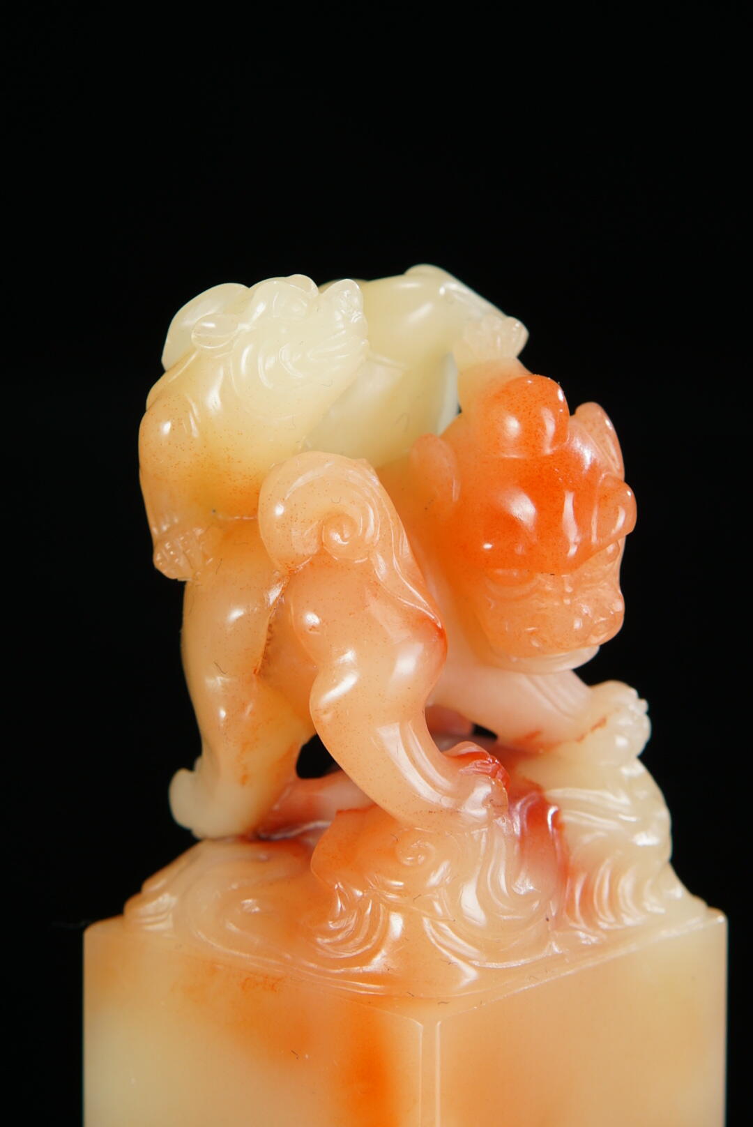 方寸藏珍·寿山田黄印章专场（一） 寿山三彩芙蓉石《携子上朝》钮章