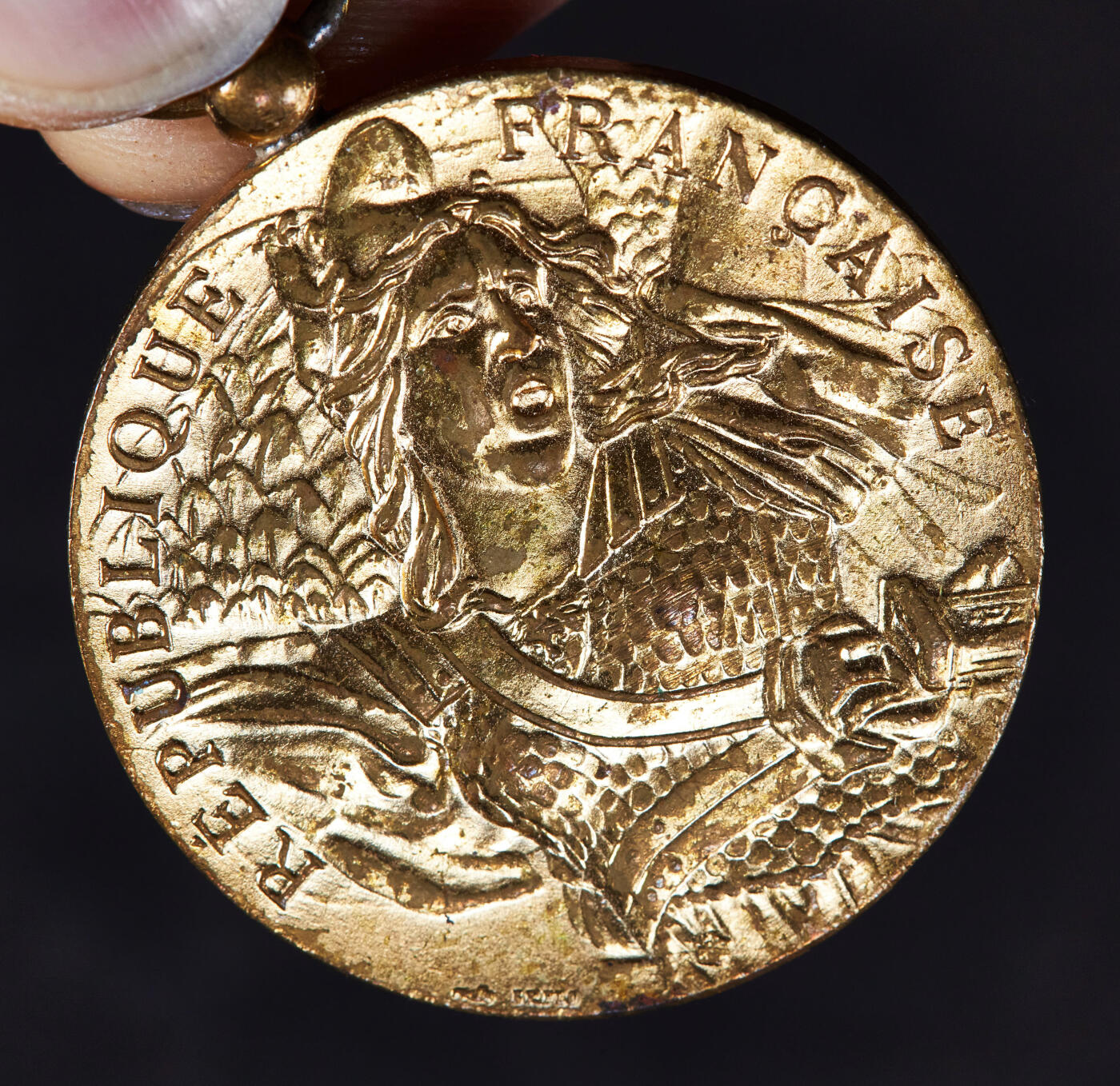 【俄甄集藏】“万象更新、马呈祥瑞”迎新春俄甄精品场-2026年(047)01-21 星期三 晚 19:30 全场包邮 法国国防军技能奖章，铜质镀金，直径：36mm