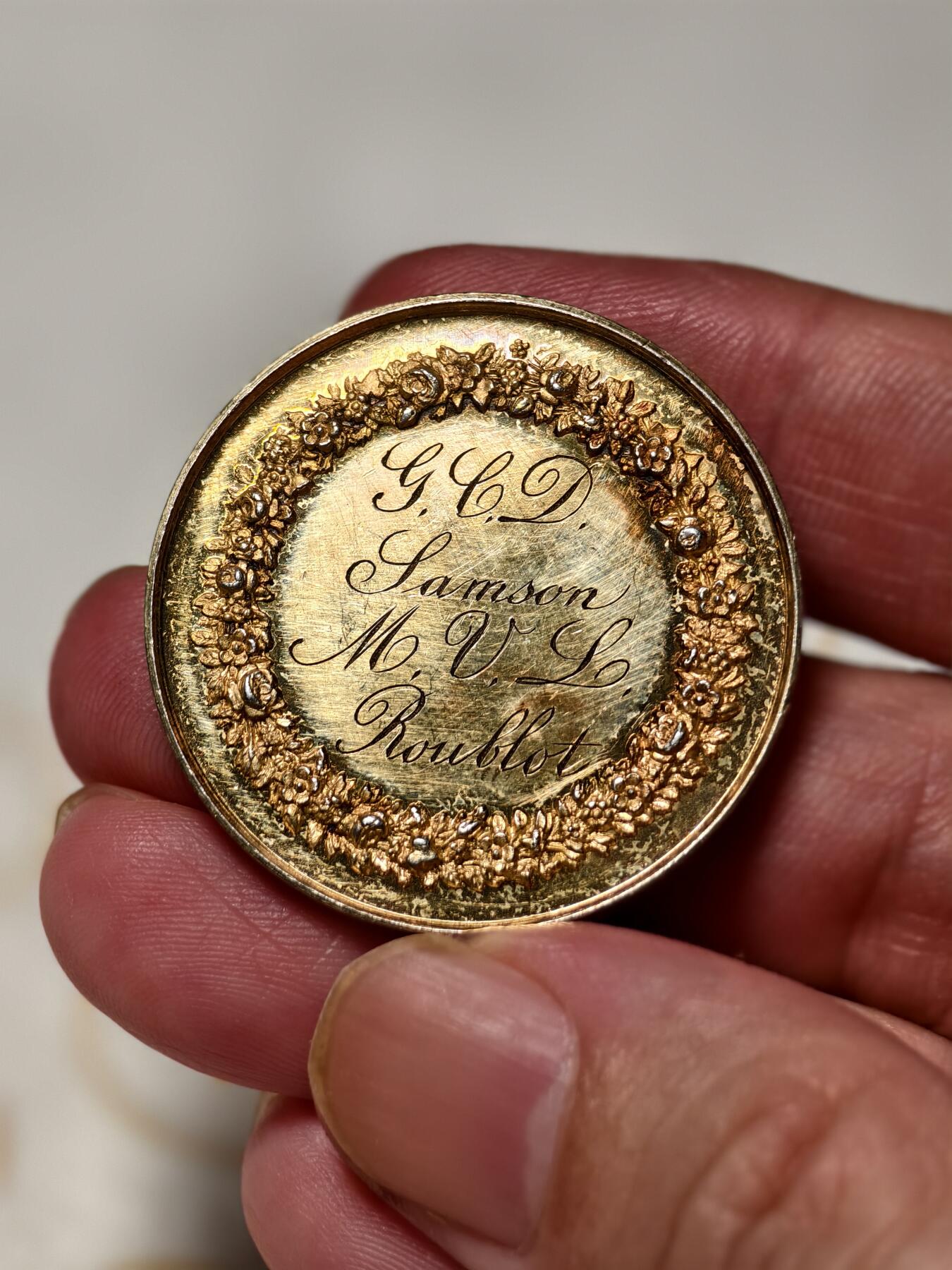 抚柳草堂-第九期章牌钱币（大寒专场） 奖章勋章限时免佣 满百包邮 放漏专场 1860法国婚姻与爱情纪念镀金银章  950银18.7g  早期手指银标 原铸精品 手刻字漂亮 细节非常好镀金层完美