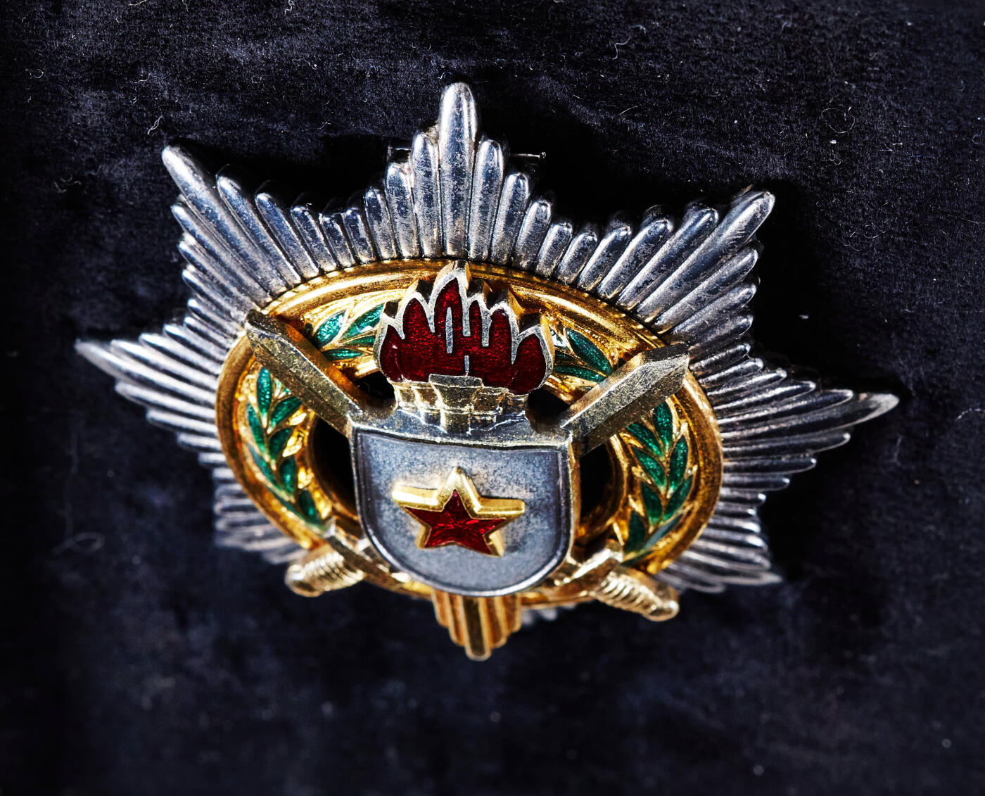 【俄甄集藏】“万象更新、马呈祥瑞”迎新春俄甄精品场-2026年(047)01-21 星期三 晚 19:30 全场包邮 南斯拉夫二级军事功勋勋章，原盒带证，银质珐琅局部镀金，全品，五火炬版，直径：65mm，重量：62.83克，900银