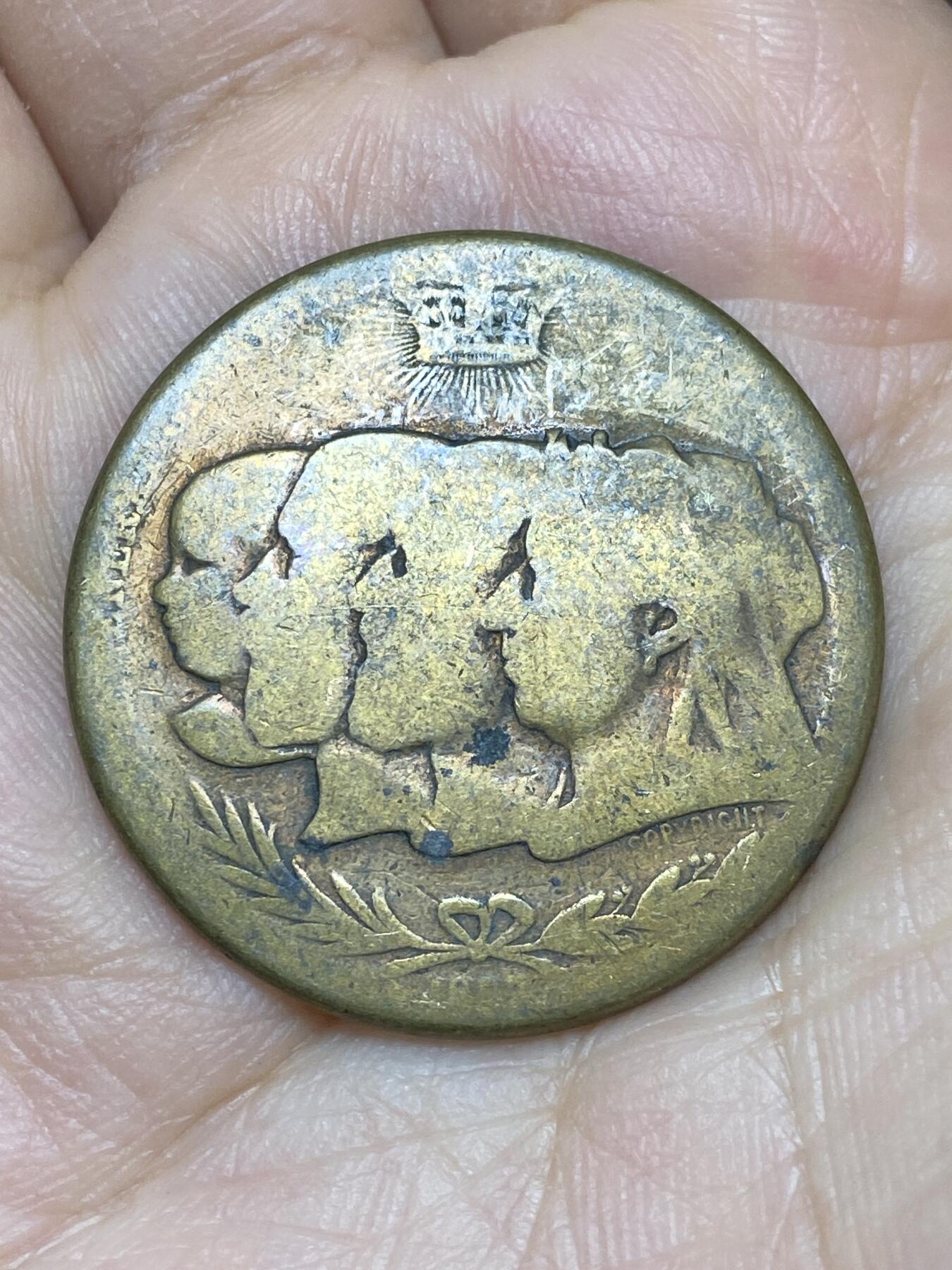 2026年第十场(总第一百七十九场）外国好品散币场(免佣金) 英国🇬🇧1896–1897年纪念章，直径31.8毫米，厚1.8毫米，重11克(维多利亚女王登基60周年钻禧纪念章，刻画维多利亚女王、爱德华七世、乔治五世和年幼的爱德华八世祖孙四代)