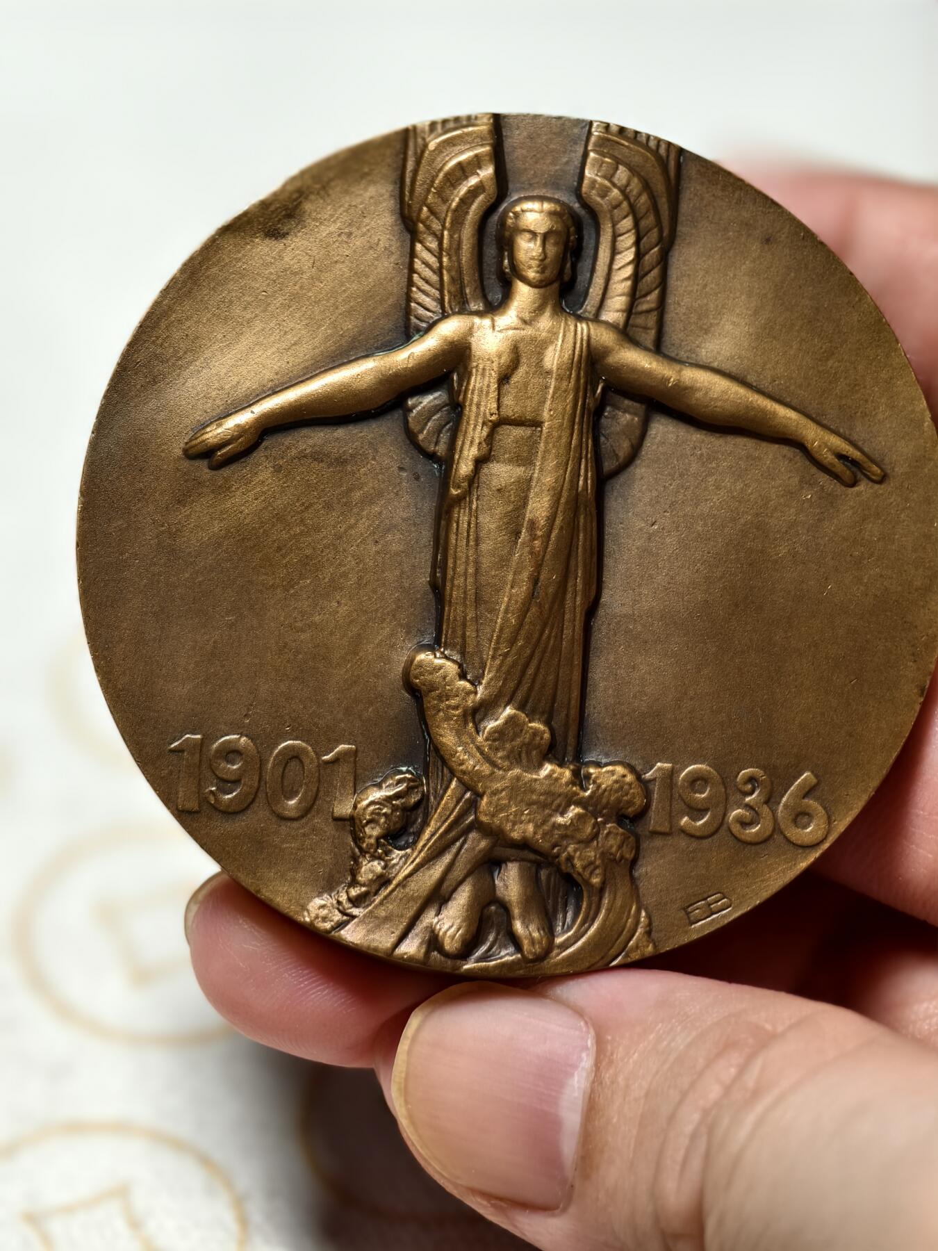 抚柳草堂-第九期章牌钱币（大寒专场） 奖章勋章限时免佣 满百包邮 放漏专场 1936法国航空先驱让·梅尔莫兹大铜章 直径59mm 重123.3g  传奇飞行员让·梅尔莫兹  超高浮雕品相不错