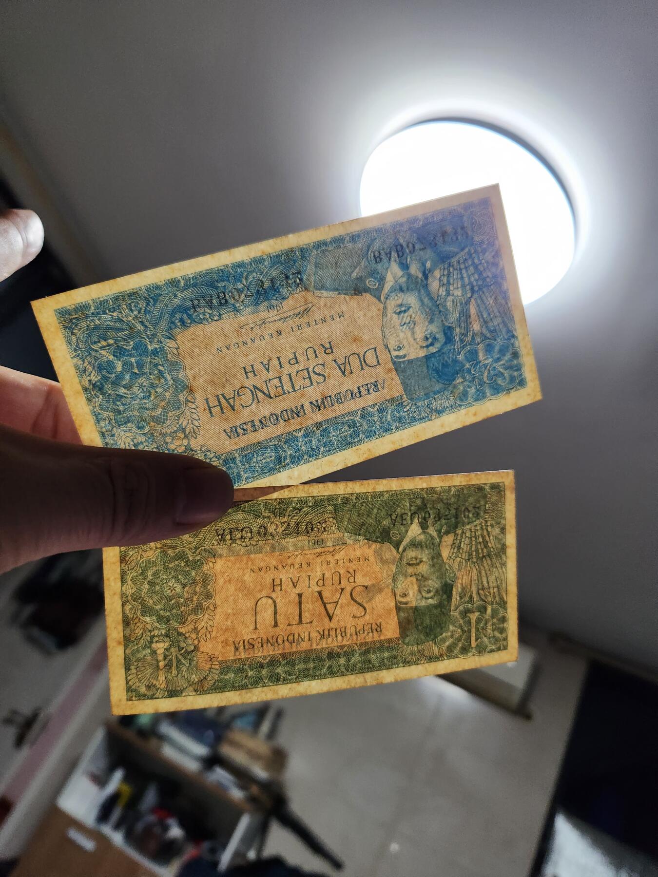 1月17号晚上8点 外国纸币自动截拍第8场 印度尼西亚1961年新品微黄一对。极少