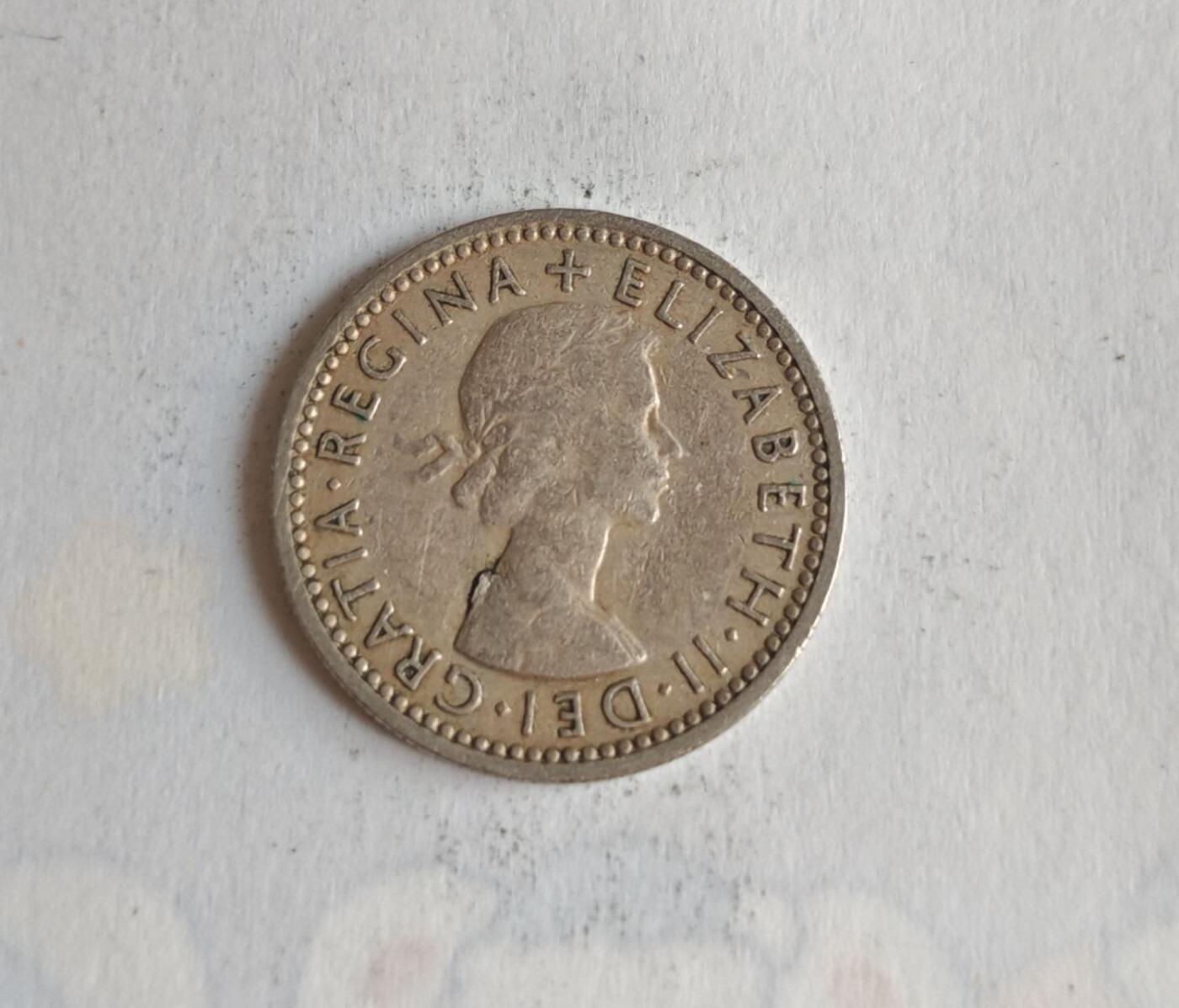 外国硬币  这是一枚1957年英国6便士（Sixpence）硬币
