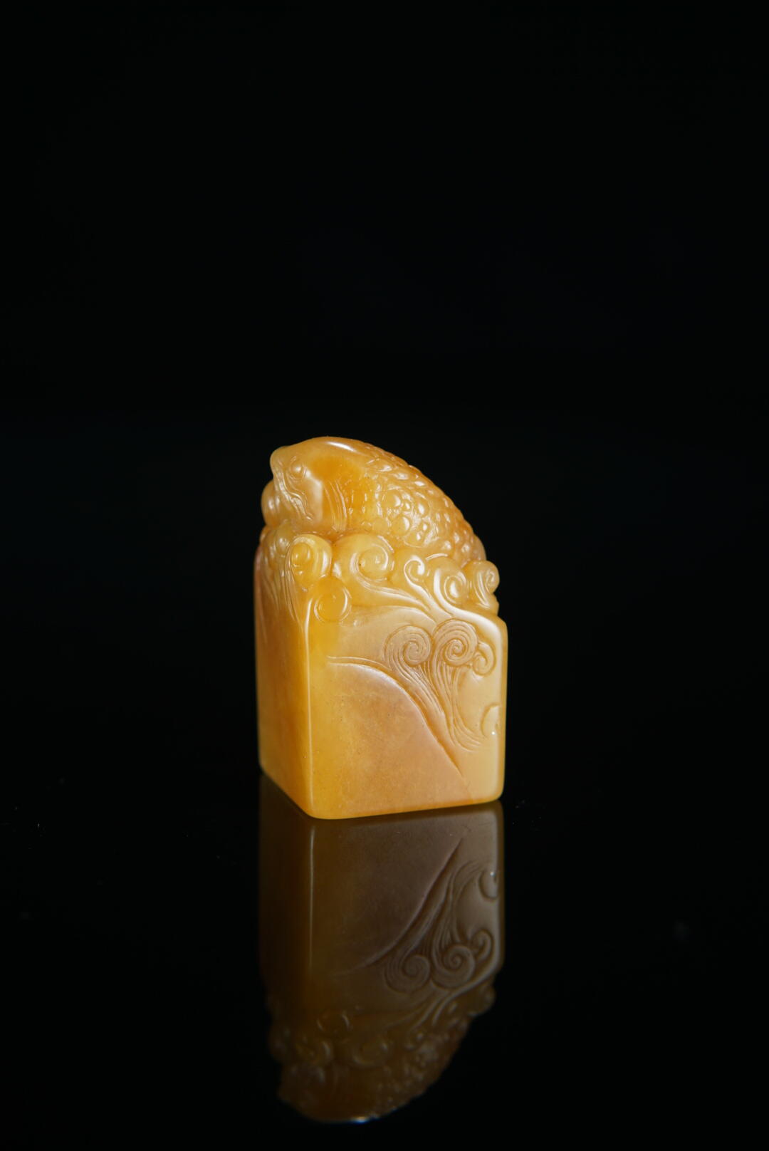 方寸藏珍·寿山田黄印章专场（二） 寿山田黄石《鲤鱼戏珠》钮章