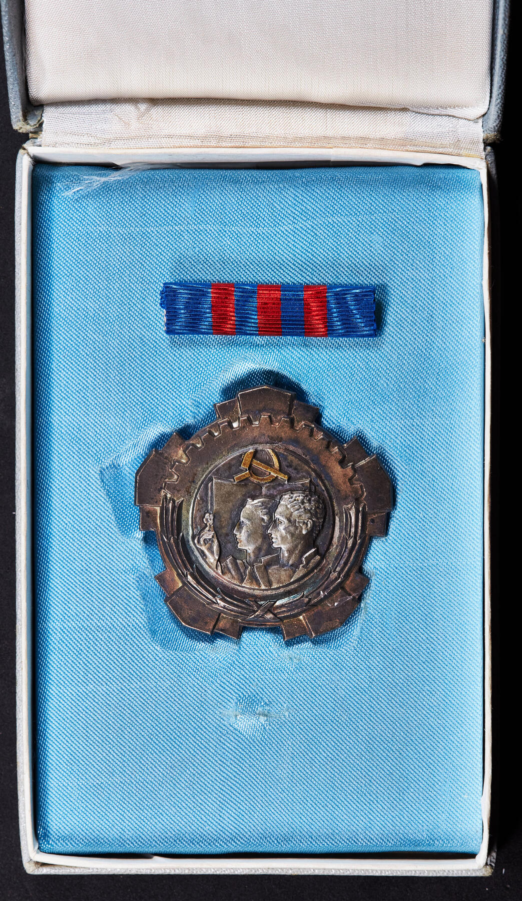 【俄甄集藏】“万象更新、马呈祥瑞”迎新春俄甄精品场-2026年(047)01-21 星期三 晚 19:30 全场包邮 南斯拉夫三级劳动勋章，晚期别针版，铜质镀银，原盒带略，直径：45mm，重量：25.55克，外盒老化开裂