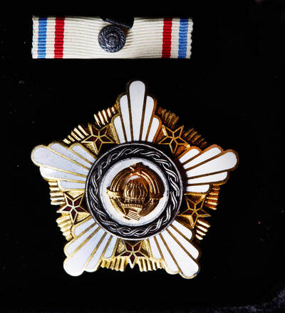 【俄甄集藏】“万象更新、马呈祥瑞”迎新春俄甄精品场-2026年(047)01-21 星期三 晚 19:30 全场包邮 - 南斯拉夫二级共和国勋章，银质镀金局部珐琅，带勋略，1960年第一版，高等级，直径：48mm，重量：35.35克