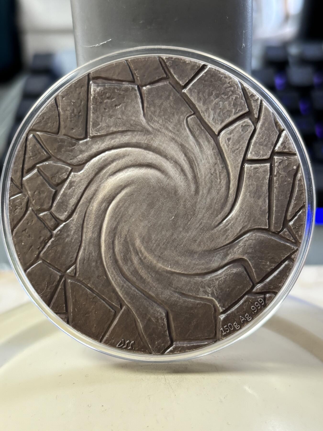 第188期拍卖 铸梦系列银章《铸梦·碟缘》纪念银章带盒证书，150克，999银，材料价3255