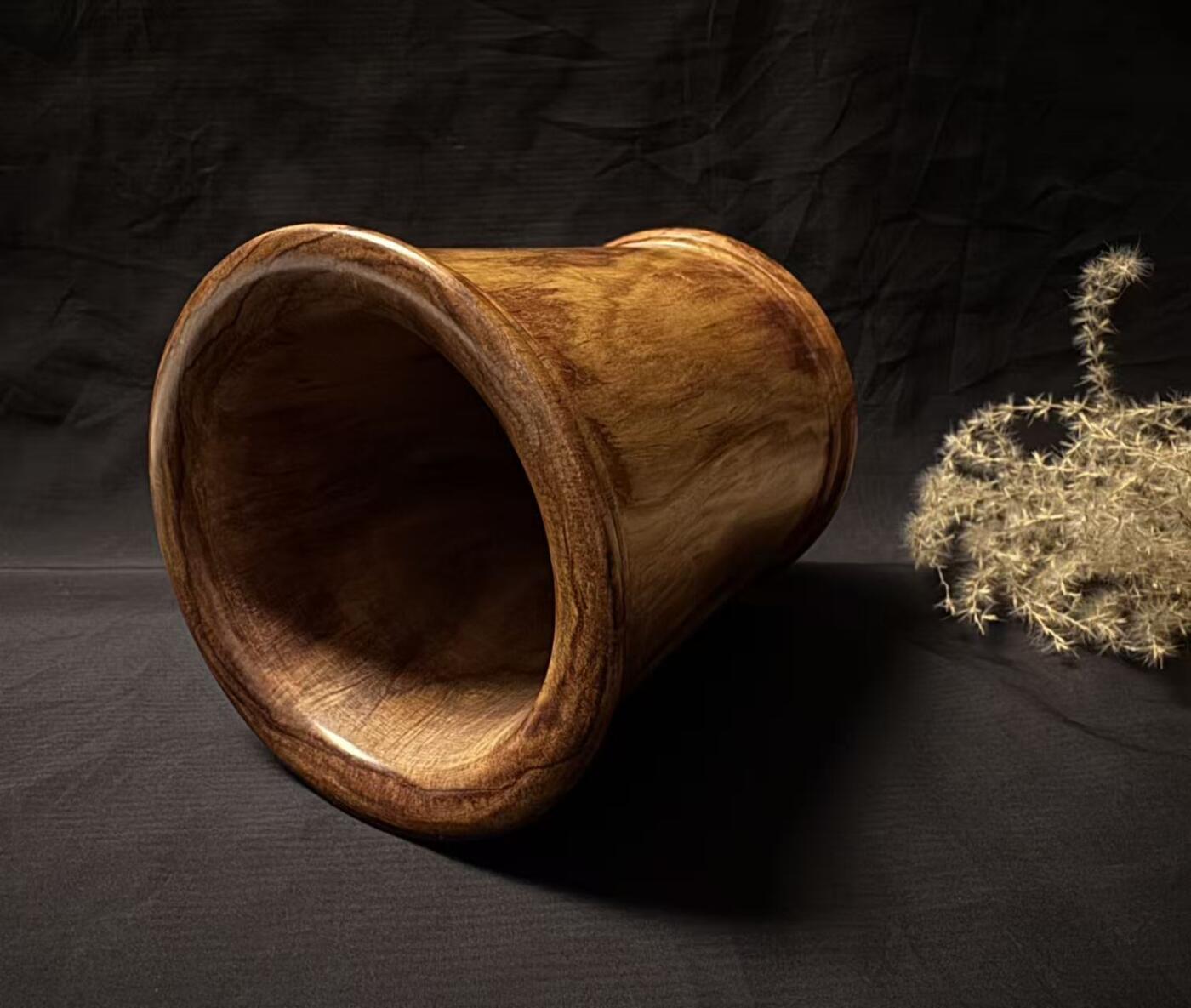 零元拍：海南黄花梨大笔筒，近十斤料整颗料抠出，口径：110/136/底104MM，山峰纹理漂亮