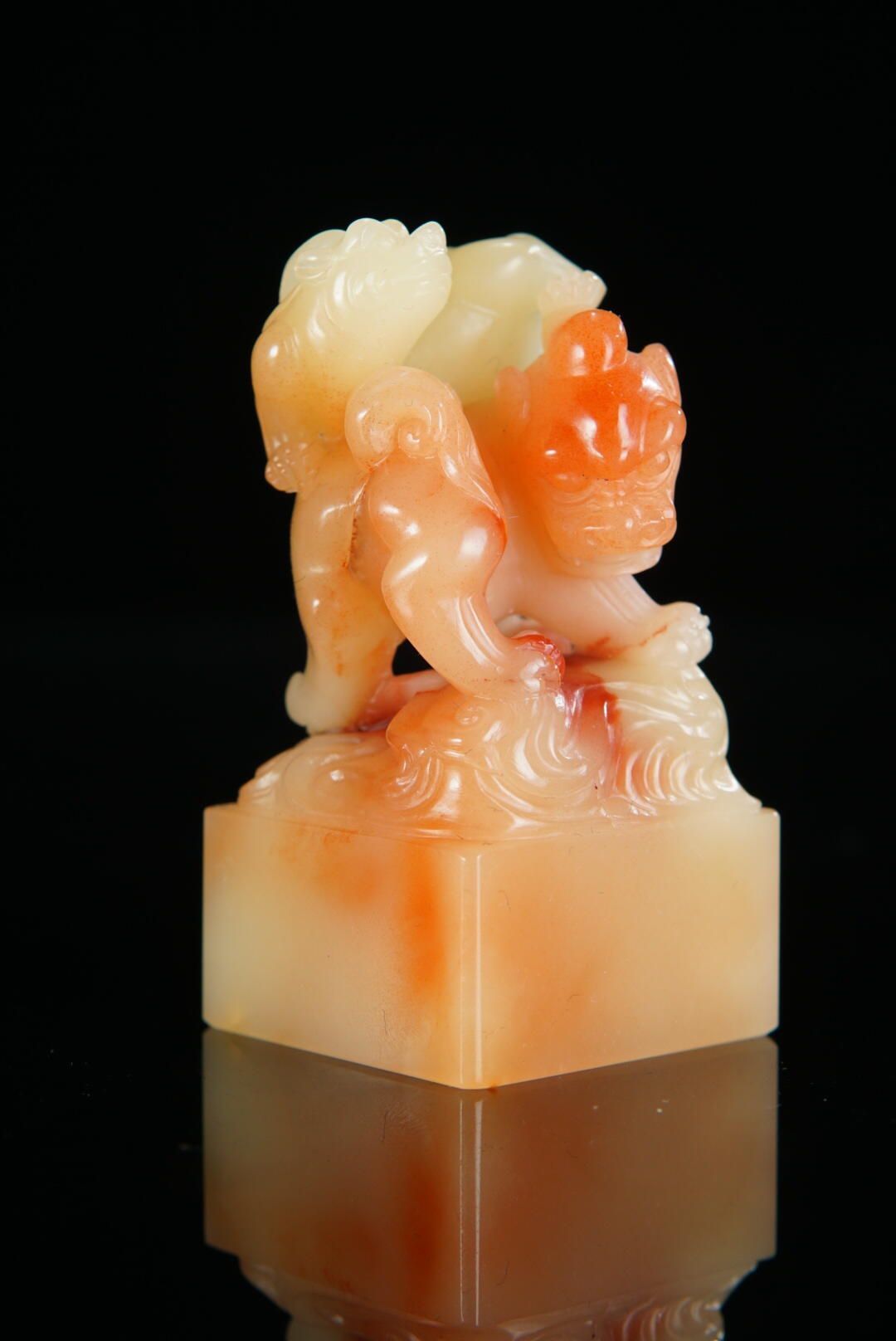 方寸藏珍·寿山田黄印章专场（一） 寿山三彩芙蓉石《携子上朝》钮章