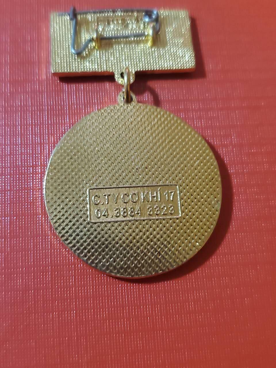 罗岚⭐爱藏⭐甄选专拍第四场-分享拍场赚佣（实体经营） 越南越南共产党光荣在党65年证章 极品铜镀金 带双厂标