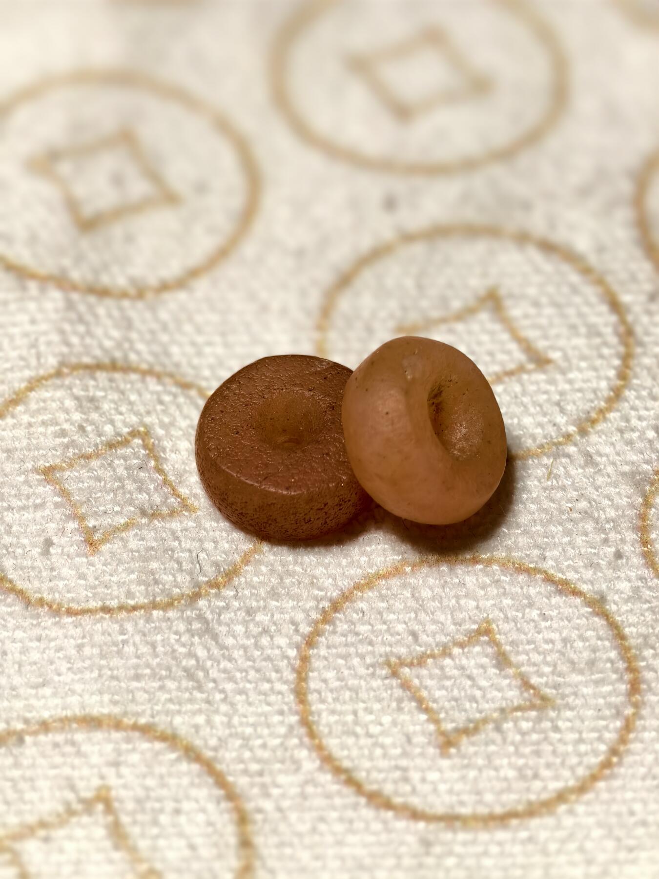 抚柳草堂-第九期章牌钱币（大寒专场） 奖章勋章限时免佣 满百包邮 放漏专场 新石器时代 研磨类水晶石英质古珠一对 总重3.2g 直径13mm左右 永久保真