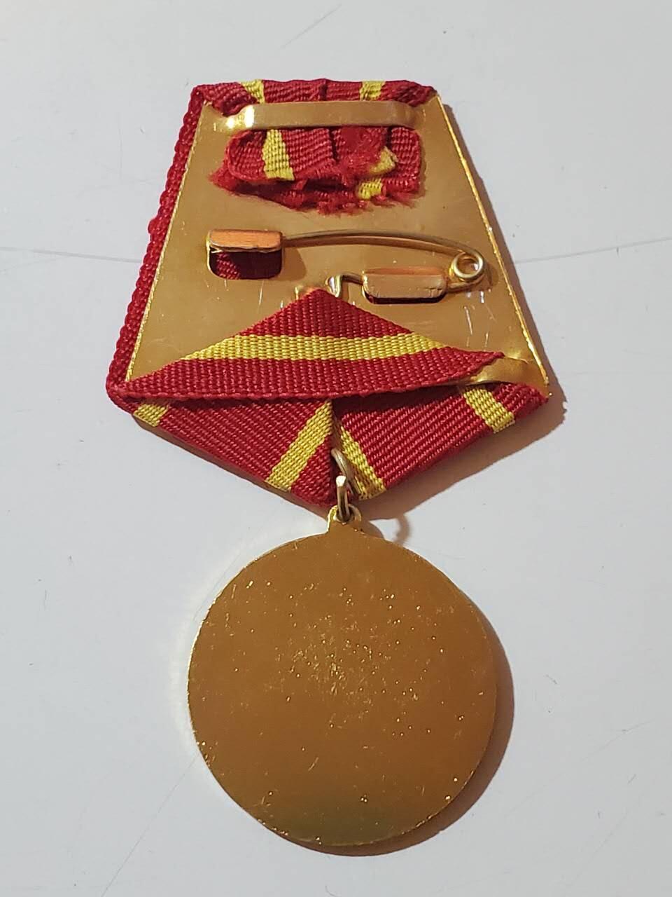 韵星假日拍卖第三十七期 -- Rimey Holidays Auction 37 越南社会主义共和国决胜军旗奖章 最高等级奖章 序列高于一级光荣战士勋章