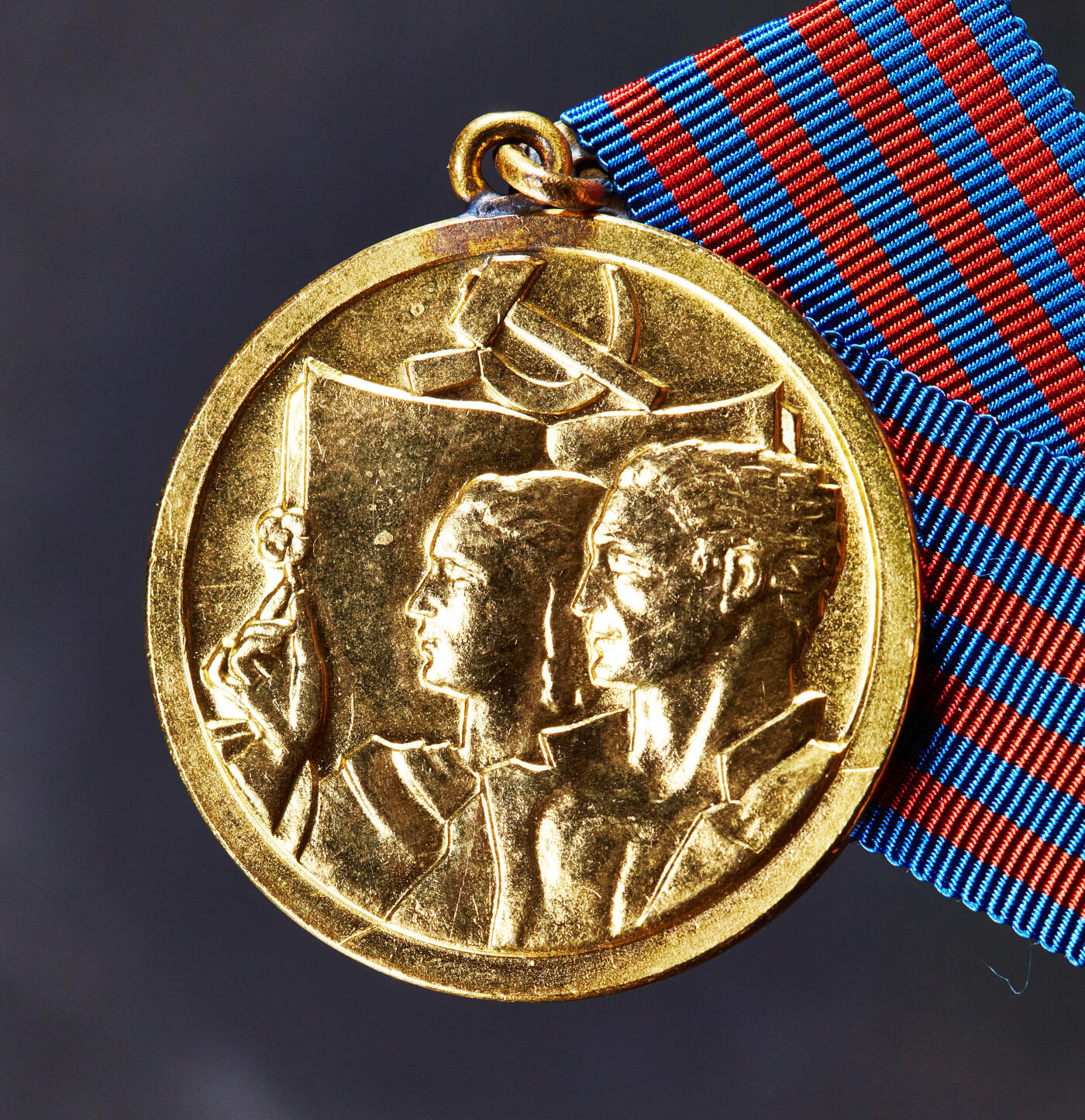 【俄甄集藏】“万象更新、马呈祥瑞”迎新春俄甄精品场-2026年(047)01-21 星期三 晚 19:30 全场包邮 南斯拉夫劳动奖章，原盒带略，铜质镀金，直径：36mm，外盒老化开裂