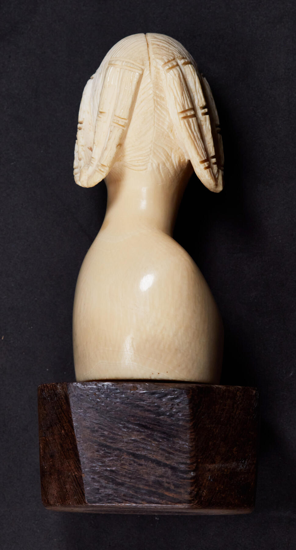 【俄甄集藏】“万象更新、马呈祥瑞”迎新春俄甄精品场-2026年(047)01-21 星期三 晚 19:30 全场包邮 欧洲回流中古白色有机材料妇女雕像，雕像高：120mm，雕像底部尺寸：50mmx40mm，雕像重量（不含木质底座）：311.02克，雕工精美，保存完好无纹裂，不可多得