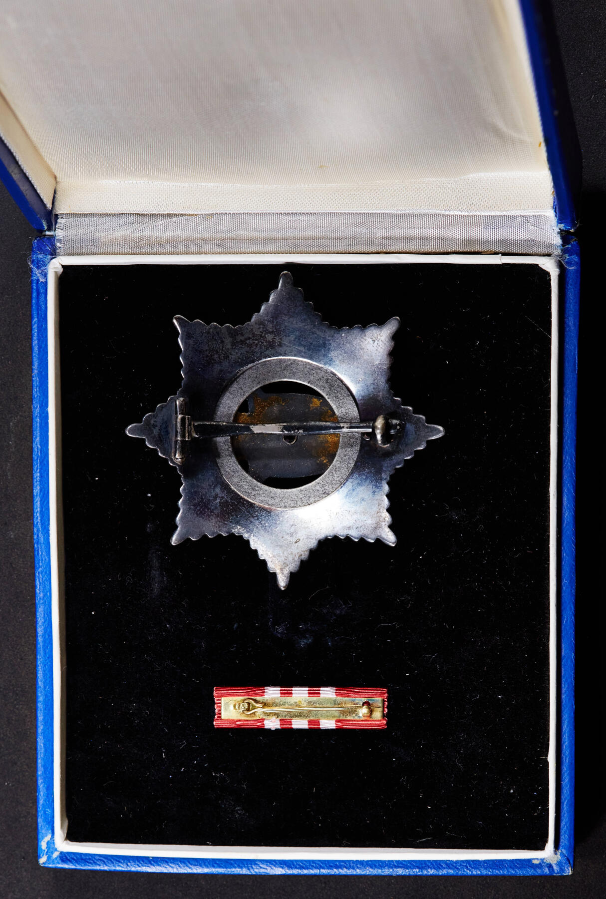 【俄甄集藏】“万象更新、马呈祥瑞”迎新春俄甄精品场-2026年(047)01-21 星期三 晚 19:30 全场包邮 南斯拉夫三级军事功勋勋章，原盒，铜质镀银局部珐琅，全品，五火炬版，直径：65mm，重量：64.47克