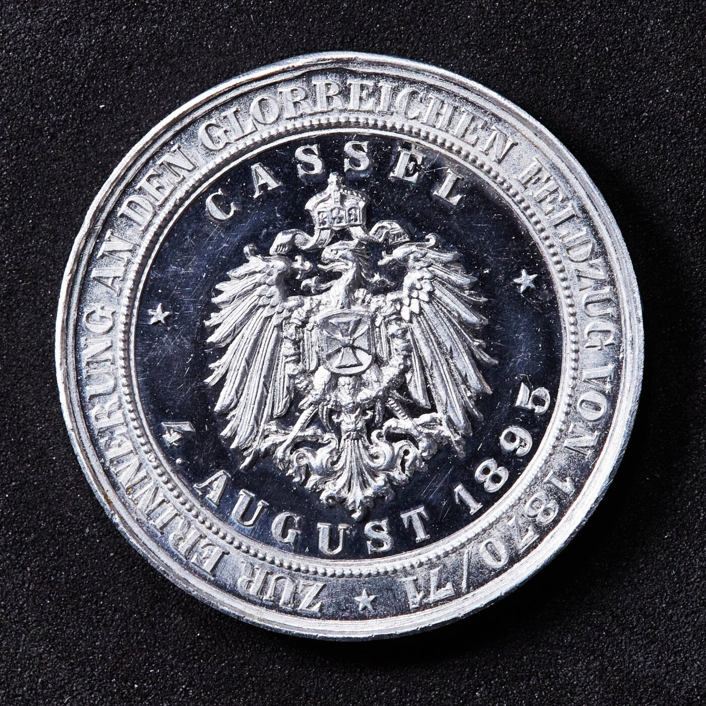 【俄甄集藏】“万象更新、马呈祥瑞”迎新春俄甄精品场-2026年(047)01-21 星期三 晚 19:30 全场包邮 德国黑森-卡塞尔1895年三代国王头像纪念德意志帝国成立25周年暨卡塞尔阅兵仪式铝章，直径：33mm，重量：4.16克，高浮雕，类精制底板