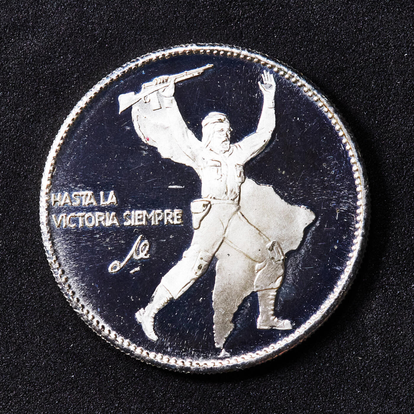 【俄甄集藏】“万象更新、马呈祥瑞”迎新春俄甄精品场-2026年(047)01-21 星期三 晚 19:30 全场包邮 意大利历史人物系列1967年革命家切·格瓦拉逝世精制纪念章，直径：35mm，重量：14.1克，少见品种