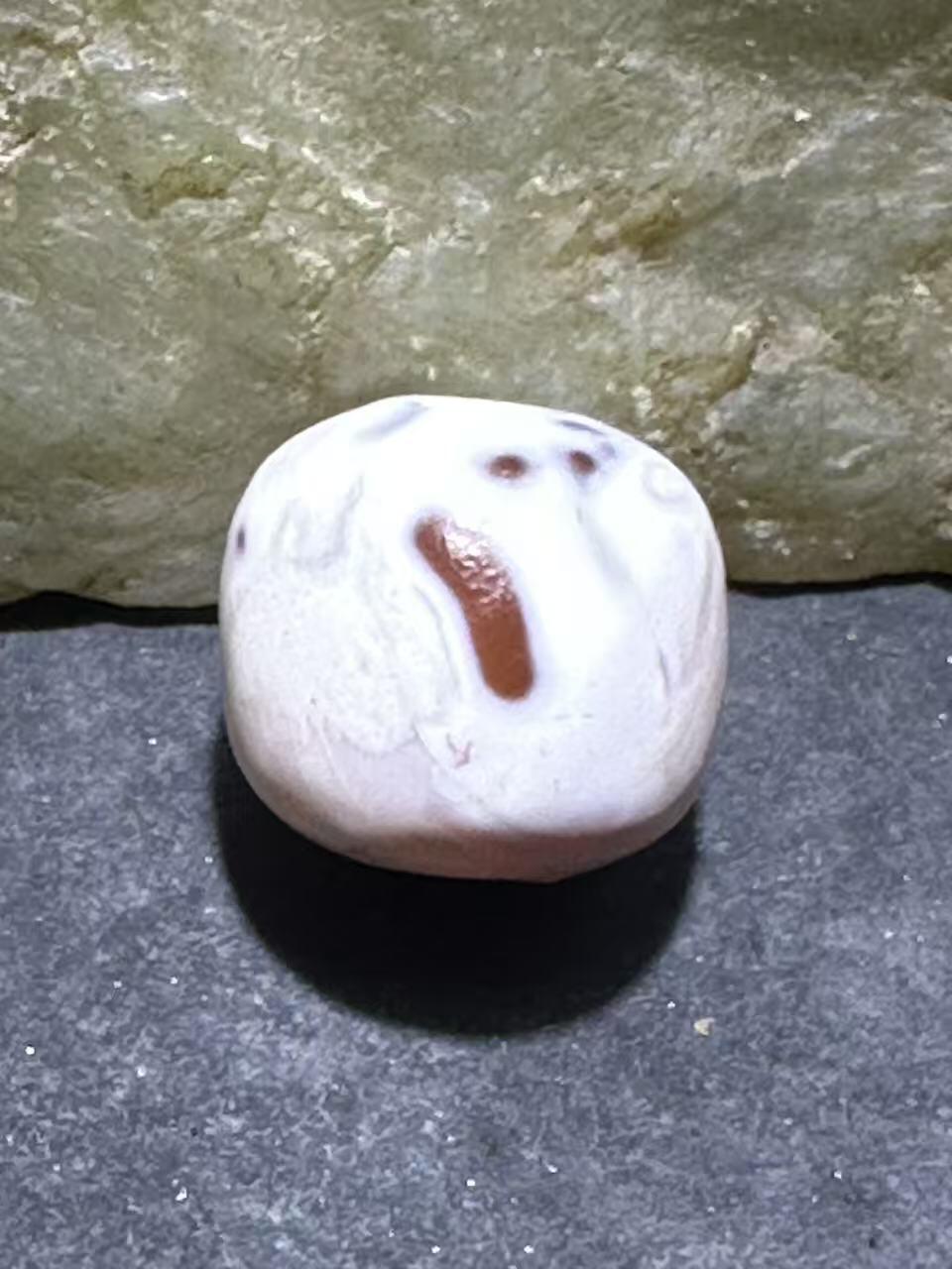 高玉化风化纹奶油皮玛瑙随形老形桶珠一颗