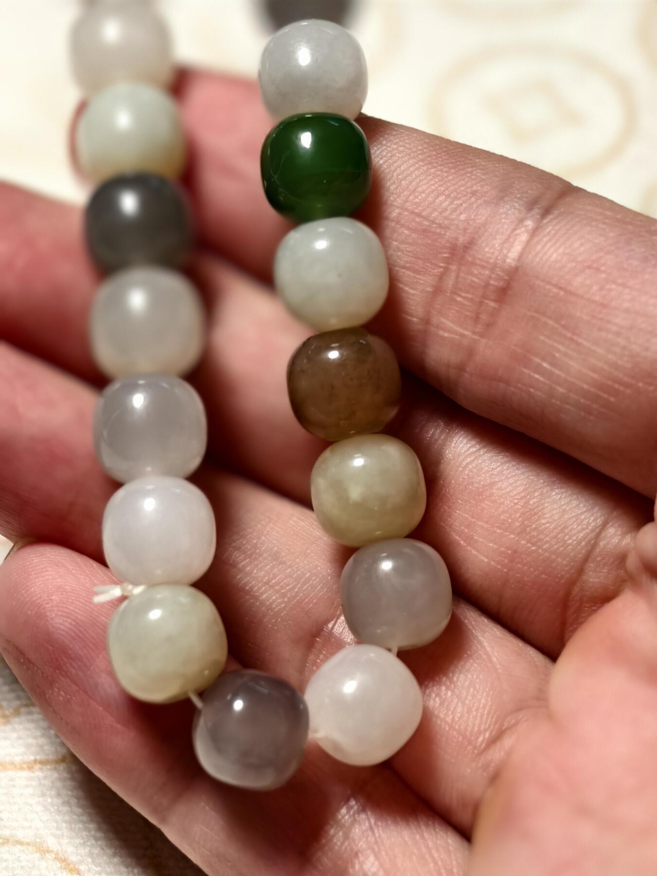 抚柳草堂-第九期章牌钱币（大寒专场） 奖章勋章限时免佣 满百包邮 放漏专场 和田玉多宝彩虹糖手串  珠子油润细腻个别有瑕疵 直径9.5mm左右 全部和田玉色彩丰富上手感觉不错