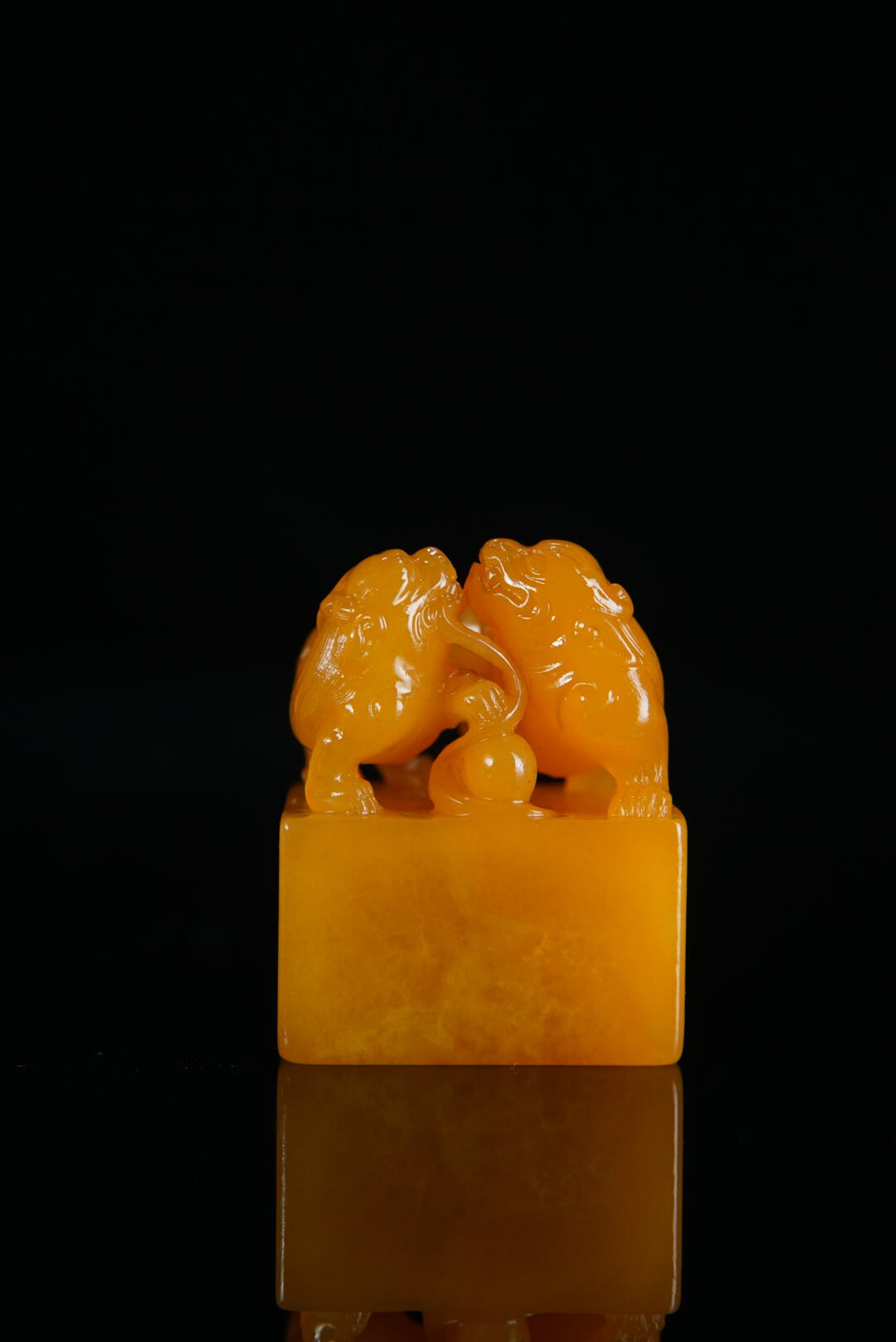 方寸藏珍·寿山田黄印章专场（一） 寿山田黄石《双螭戏球》钮章