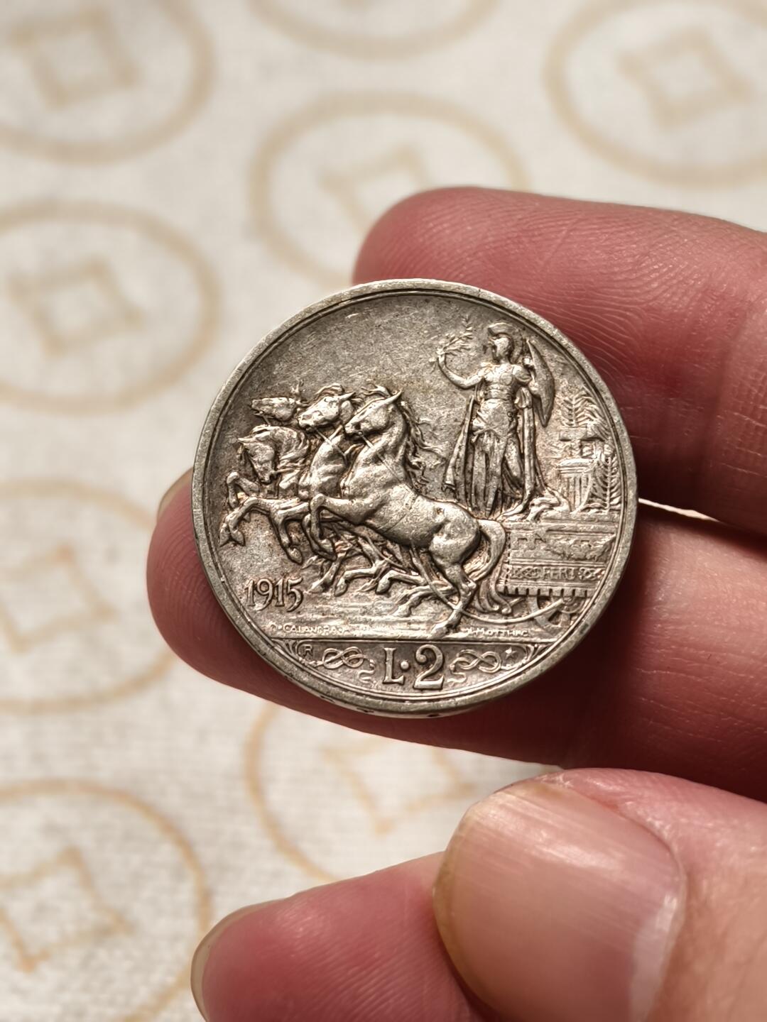 抚柳草堂-第九期章牌钱币（大寒专场） 奖章勋章限时免佣 满百包邮 放漏专场 1915意大利维克托里奥努玛埃莱三世 马车2里拉银币 重10g 雕刻精美细节到位 非常漂亮的品种