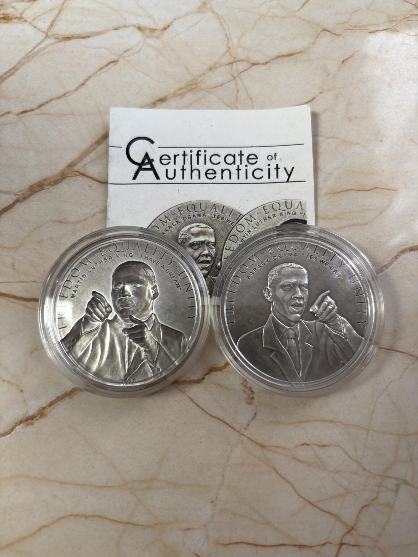 第188期拍卖 库克2010年奥巴马和马丁路德金仿古凹凸纪念银币套带证书，25克*2,925银