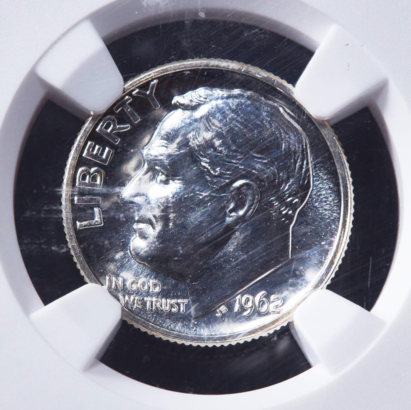 【俄甄集藏】“万象更新、马呈祥瑞”迎新春俄甄精品场-2026年(047)01-21 星期三 晚 19:30 全场包邮 美国1962年罗斯福10美分精制银币，NGC PF65，精制稀少