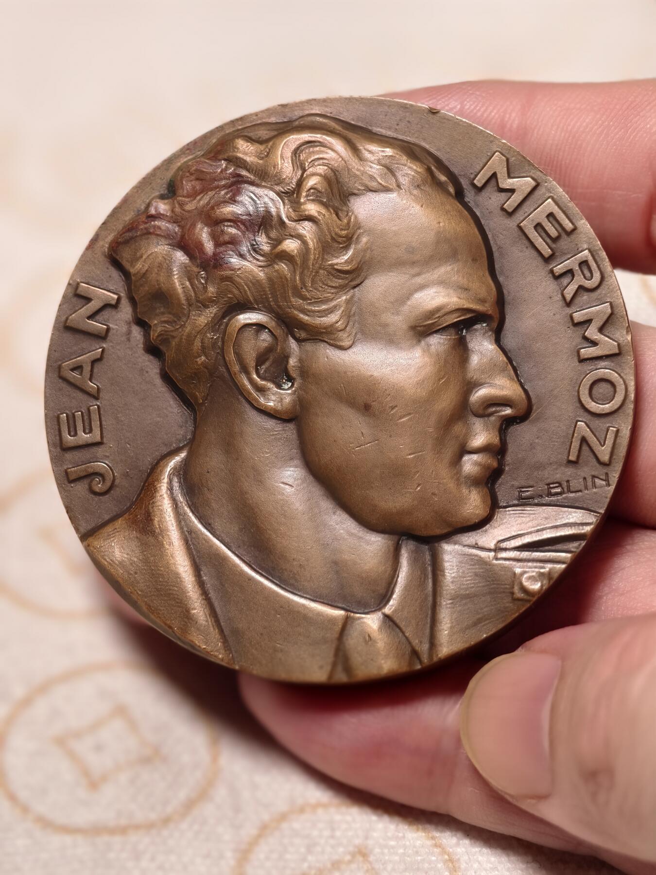 抚柳草堂-第九期章牌钱币（大寒专场） 奖章勋章限时免佣 满百包邮 放漏专场 1936法国航空先驱让·梅尔莫兹大铜章 直径59mm 重123.3g  传奇飞行员让·梅尔莫兹  超高浮雕品相不错