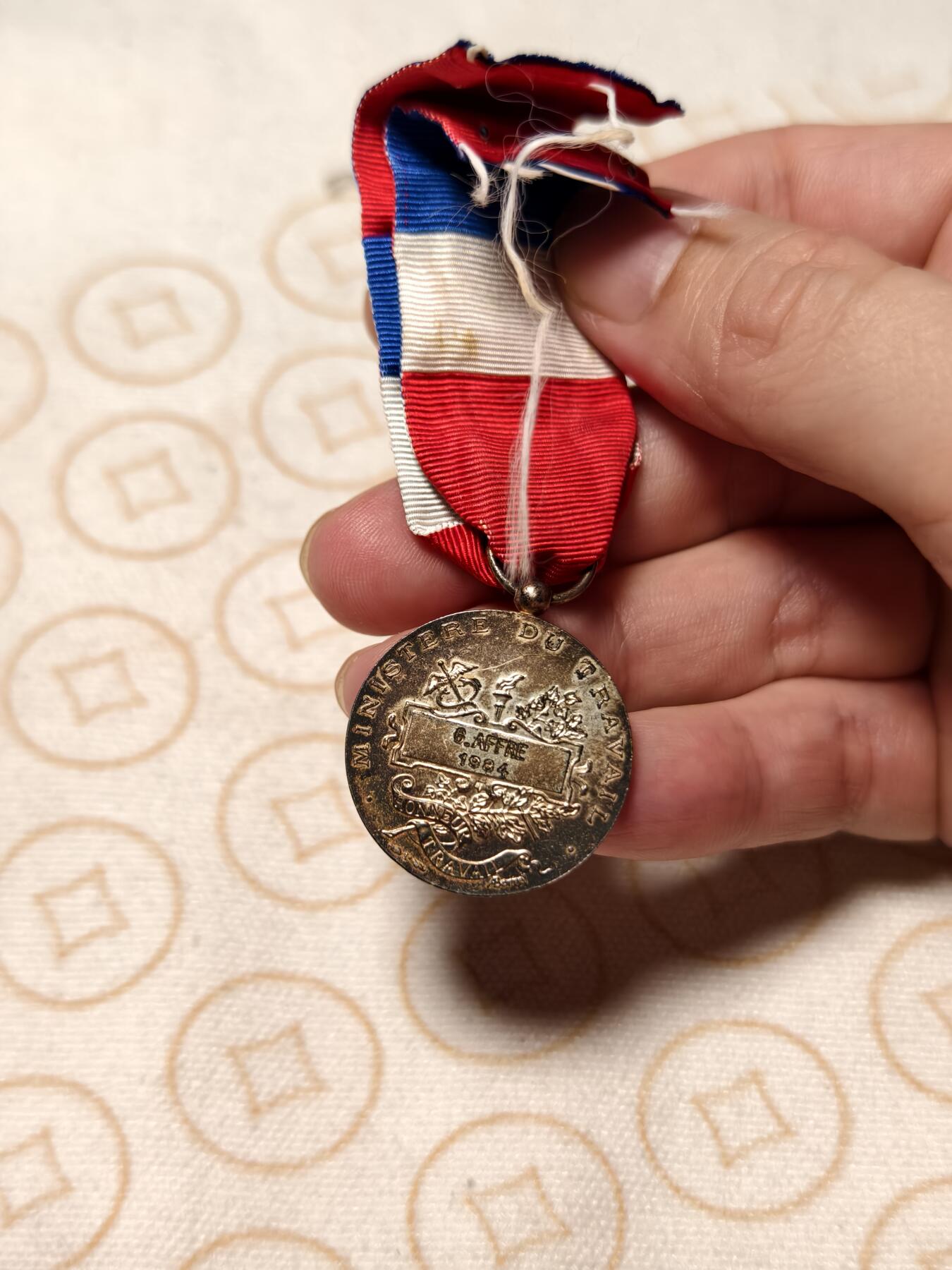 抚柳草堂-第九期章牌钱币（大寒专场） 奖章勋章限时免佣 满百包邮 放漏专场 1984法国金级劳工奖章   银质 925银镀金带银标   去掉绶带净重9.8g