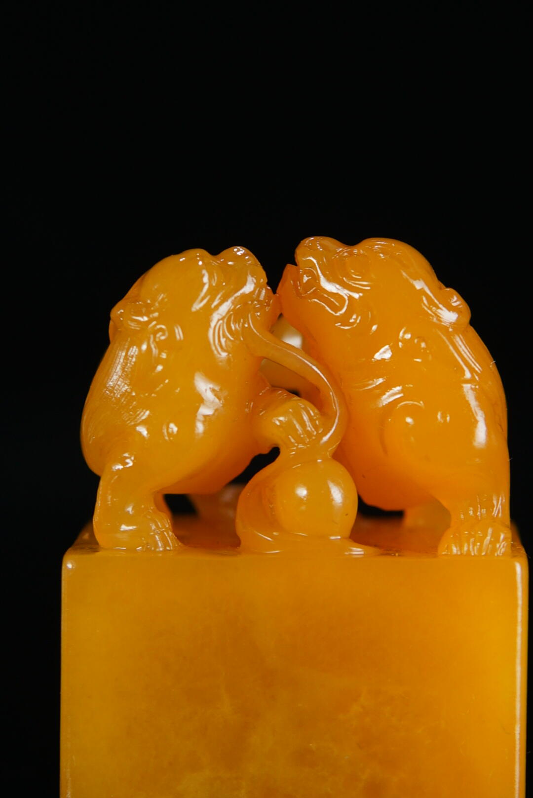 方寸藏珍·寿山田黄印章专场（一） 寿山田黄石《双螭戏球》钮章