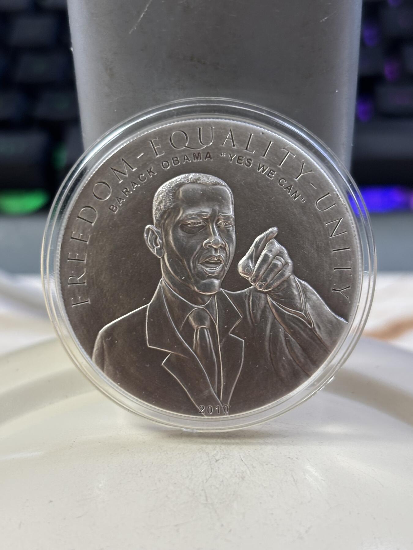 第188期拍卖 库克2010年奥巴马和马丁路德金仿古凹凸纪念银币套带证书，25克*2,925银