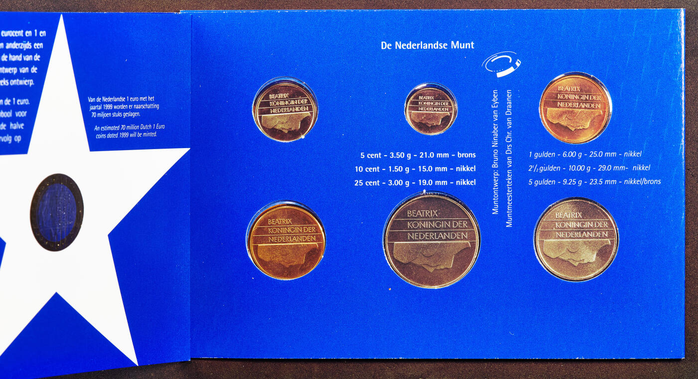 【俄甄集藏】“万象更新、马呈祥瑞”迎新春俄甄精品场-2026年(047)01-21 星期三 晚 19:30 全场包邮 荷兰1999-2001年贝娅特丽克丝女王5分-5盾册装硬币3套，最后的荷兰盾