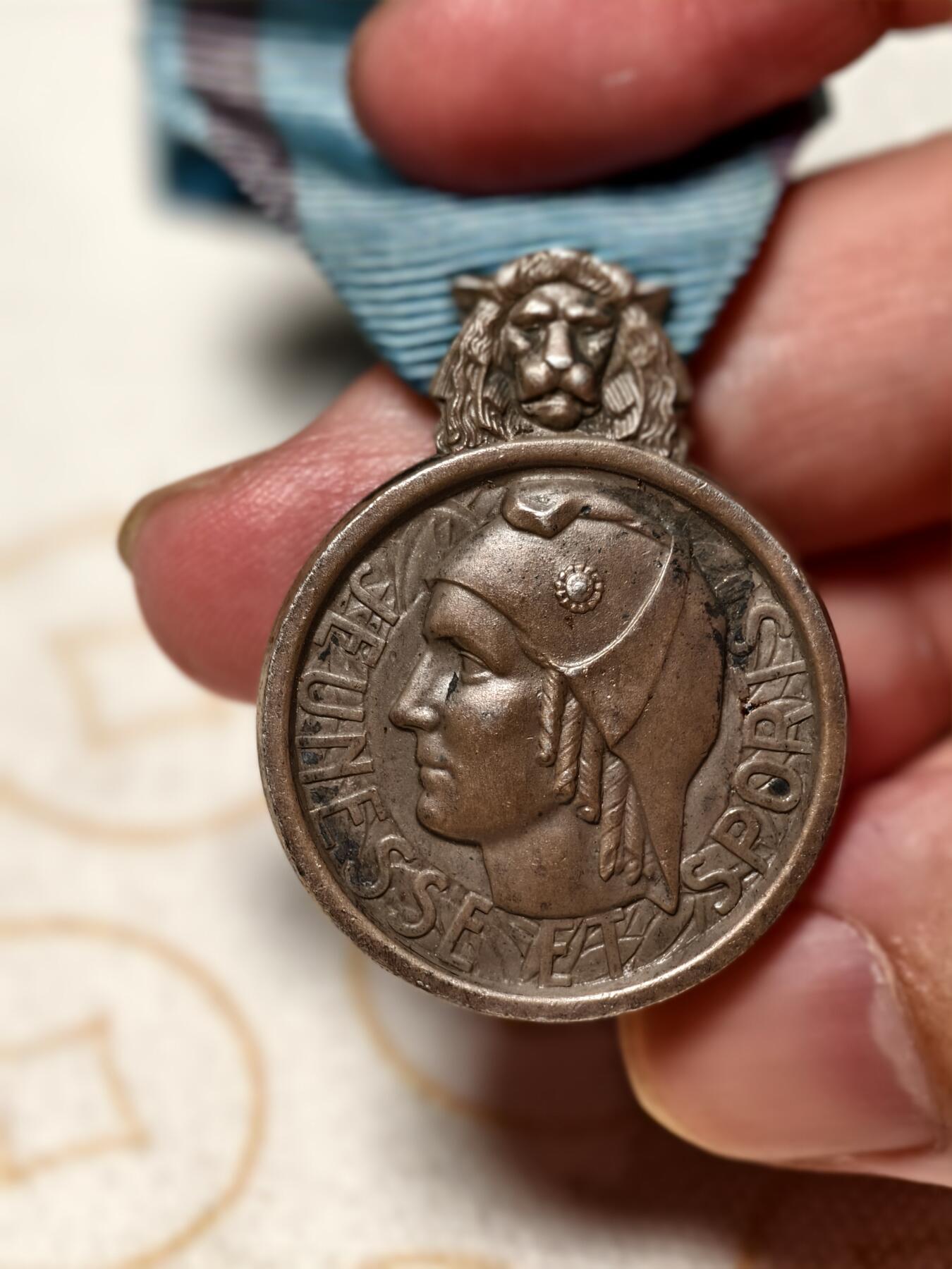 抚柳草堂-第九期章牌钱币（大寒专场） 奖章勋章限时免佣 满百包邮 放漏专场 20世纪中期 法国银级体育奖章  银质950银带银标  去掉绶带净重14.9g