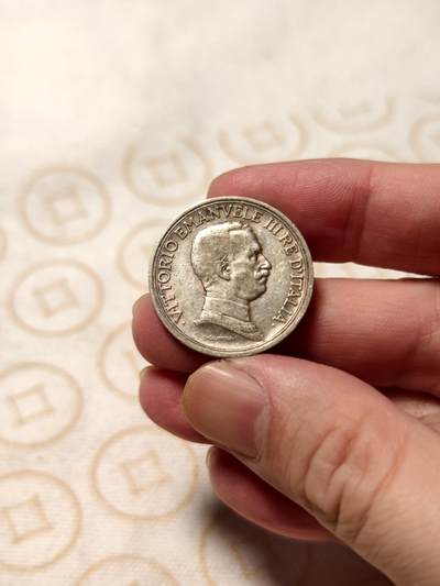 抚柳草堂-第九期章牌钱币（大寒专场） 奖章勋章限时免佣 满百包邮 放漏专场 - 1915意大利维克托里奥努玛埃莱三世 马车2里拉银币 重10g 雕刻精美细节到位 非常漂亮的品种