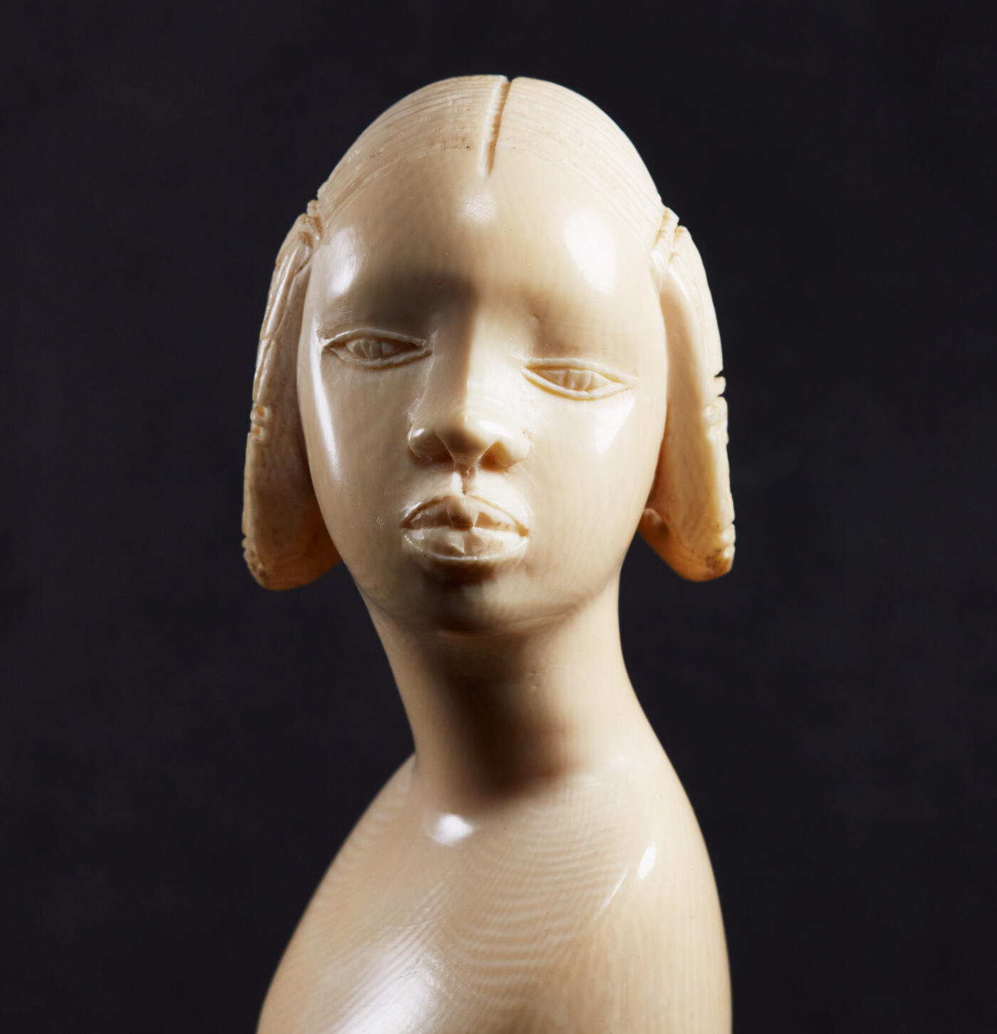 【俄甄集藏】“万象更新、马呈祥瑞”迎新春俄甄精品场-2026年(047)01-21 星期三 晚 19:30 全场包邮 欧洲回流中古白色有机材料妇女雕像，雕像高：120mm，雕像底部尺寸：50mmx40mm，雕像重量（不含木质底座）：311.02克，雕工精美，保存完好无纹裂，不可多得